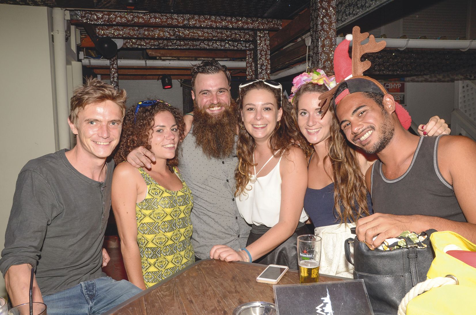 Baie de l’Orphelinat, le Gym bar a proposé une soirée placée sous le signe de la musique électro jusqu’à l’aube. Certains, inspirés, ont sorti couronne de fleurs et bois de renne.  