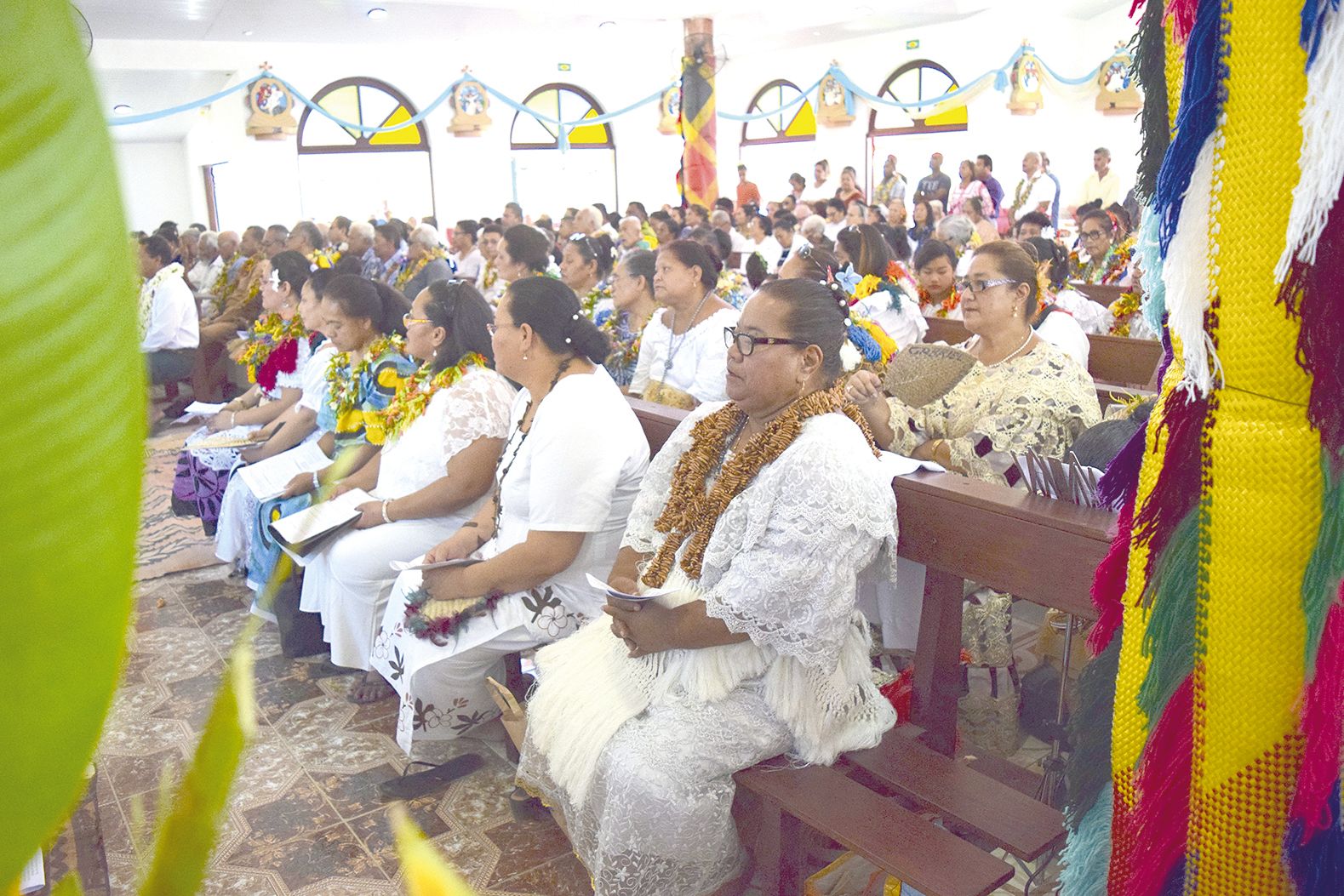 Près de cinq cents personnes ont participé à la première messe de la chapelle de la Sainte Famille. Des chapiteaux étaient installés dans la cour, et des fidèles écoutaient de loin la messe, certains sur le parking de l’école Les Fougères juste en face.