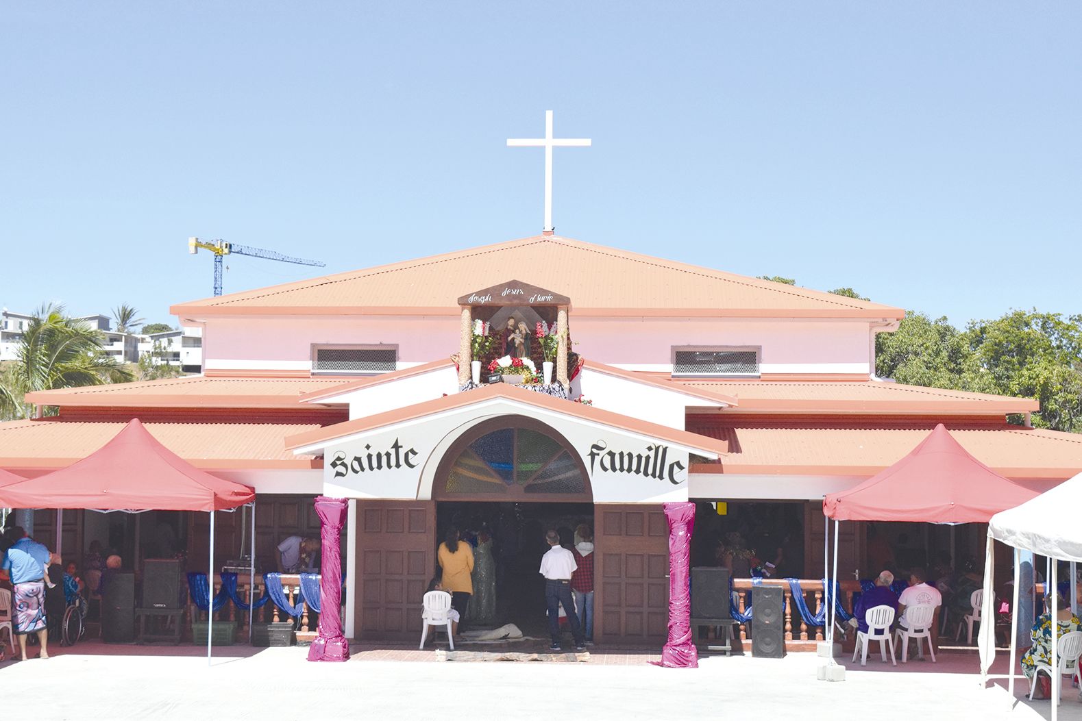 La chapelle est plus grande que prévu en raison d’une erreur dans le chantier. Mais cela ne semble pas un mal au vu de la foule réunie pour la bénédiction. Quelques travaux restent encore à réaliser.