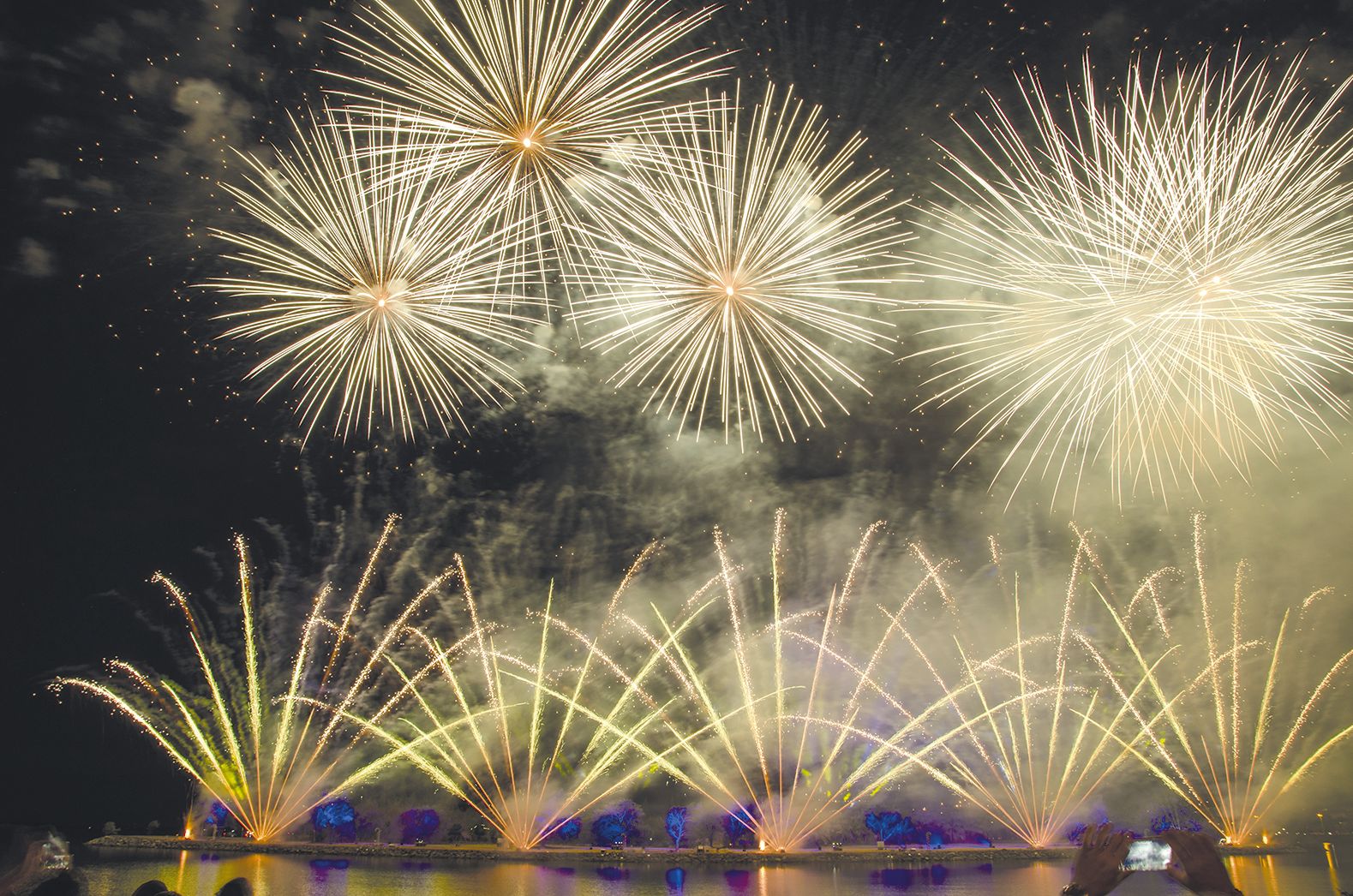 Le feu d’artifice, qui a duré près de vingt minutes, a coûté pas loin de 9 millions de francs. Il a été tiré de l’îlot Sainte-Marie, qui était également éclairé par des spots de couleur pendant le spectacle. Celui-ci a particulièrement plu au public.