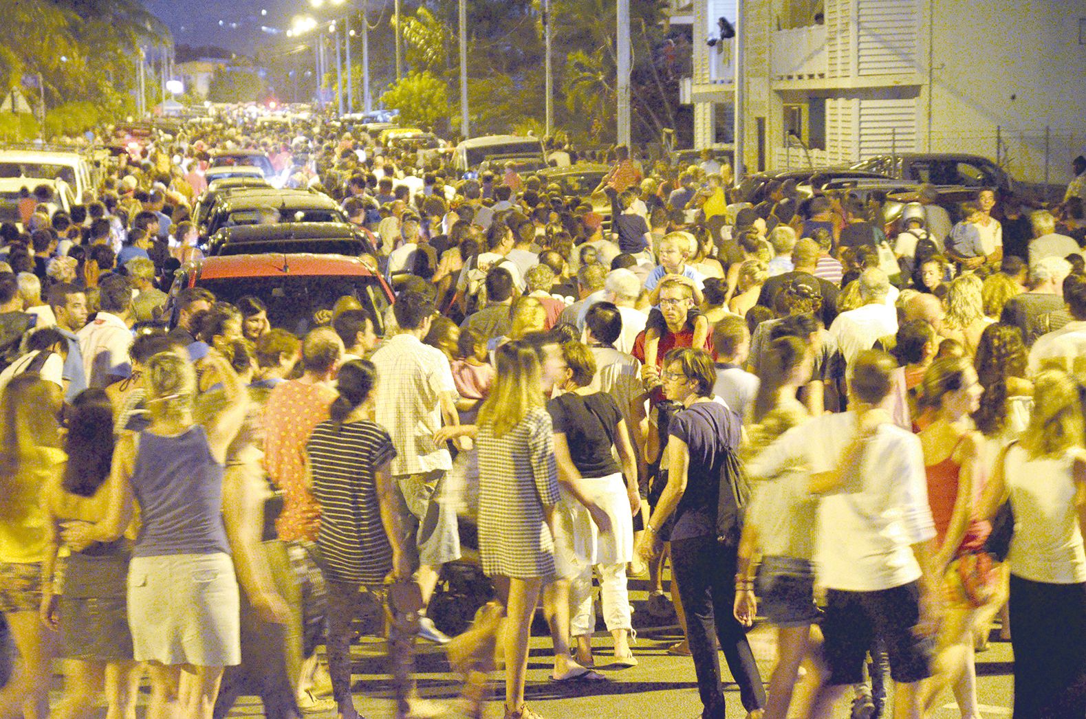 Juste après le feu d’artifice, une marée humaine s’est déversée dans les rues, côté Vallée-des-Colons et Magenta, à pied ou à vélo, la plupart pour récupérer leur voiture. La circulation était interdite entre les ronds-points du 18-Juin et de l’Eau-Vive.