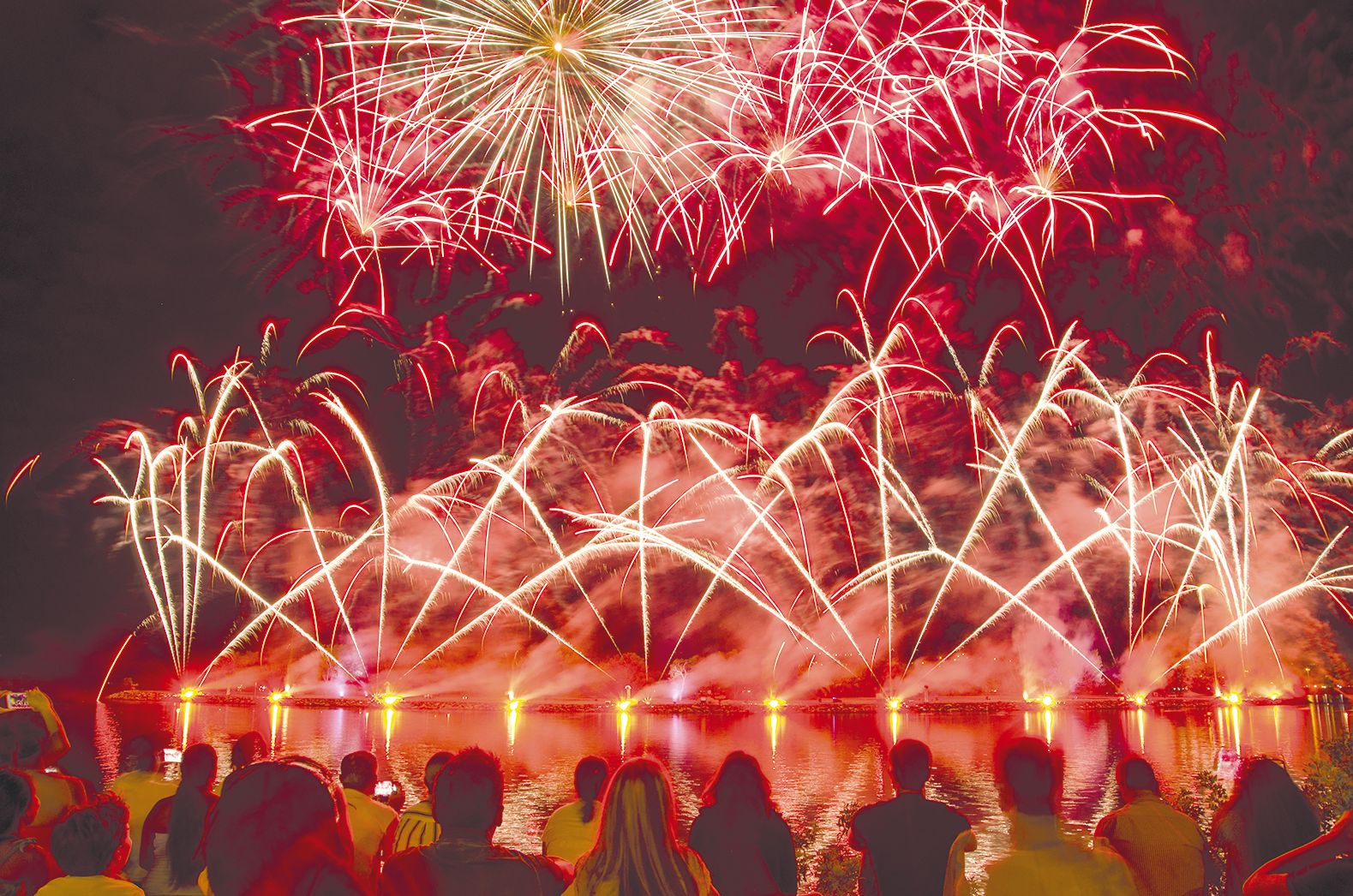 Comme dans une chorégraphie, le feu d’artifice est un enchaînement de scènes ayant  chacune une thématique liée à une couleur ou au style des fusées. Il y a aussi eu des  surprises, des smileys et des fusées qui donnaient l’impression que l’eau avait pris