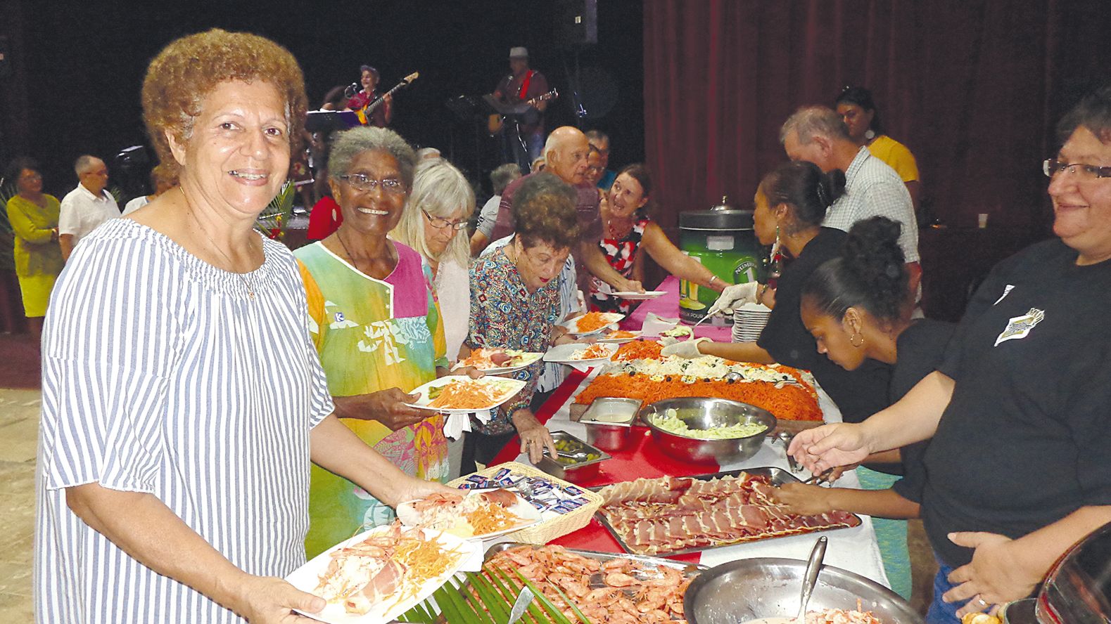 Le repas, servi sous forme de buffet, a enchanté les invités qui ont pu se servir sans  retenue et partager les plats entre amis ou en famille selon les cas.