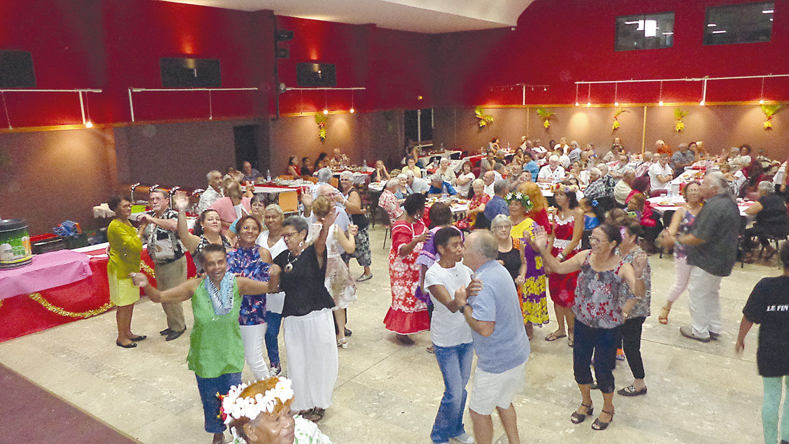 Les seniors n’ont pas hésité à danser ni même à chanter pour marquer cette journée de partage et de convivialité.  Tard dans l’après-midi, ils se sont dit au revoir et se sont donné rendez-vous pour l’année prochaine.