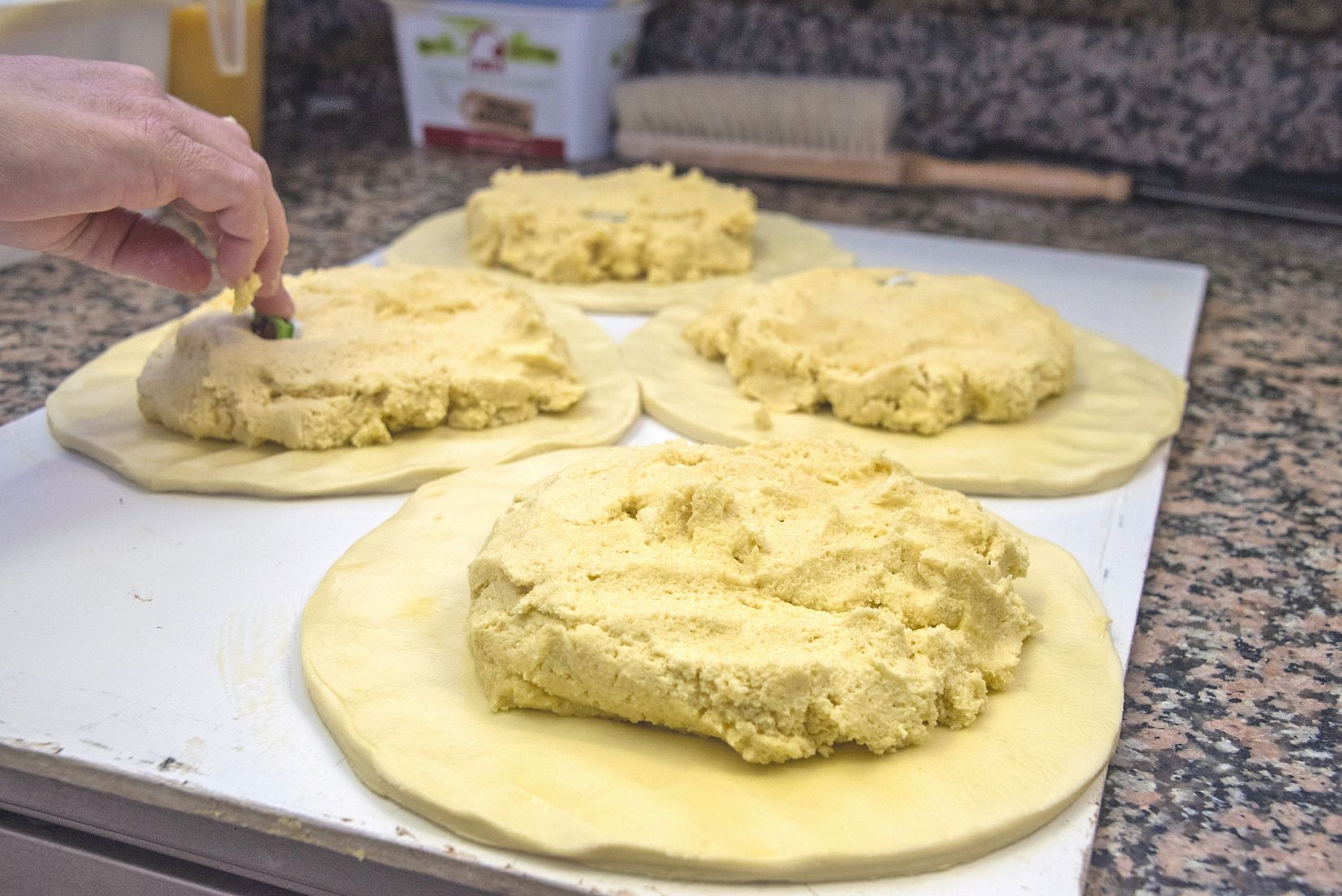 Une crème d’amande réussie est bien compacte. Quant à l’indispensable fève, on peut l’acheter auprès d’un pâtissier, tout comme la pâte feuilletée.