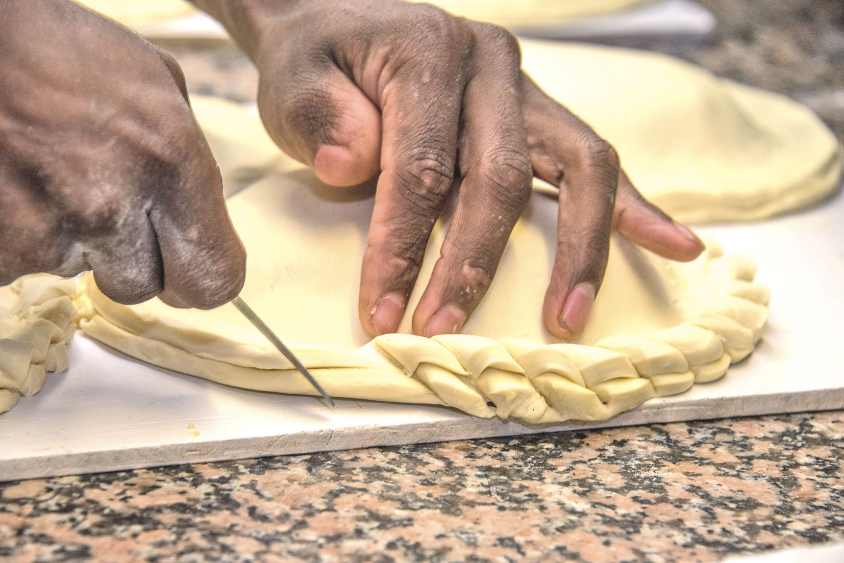 Pour éviter que la crème ne coule à la cuisson, il faut bien lier les deux disques de pâte feuilletée.