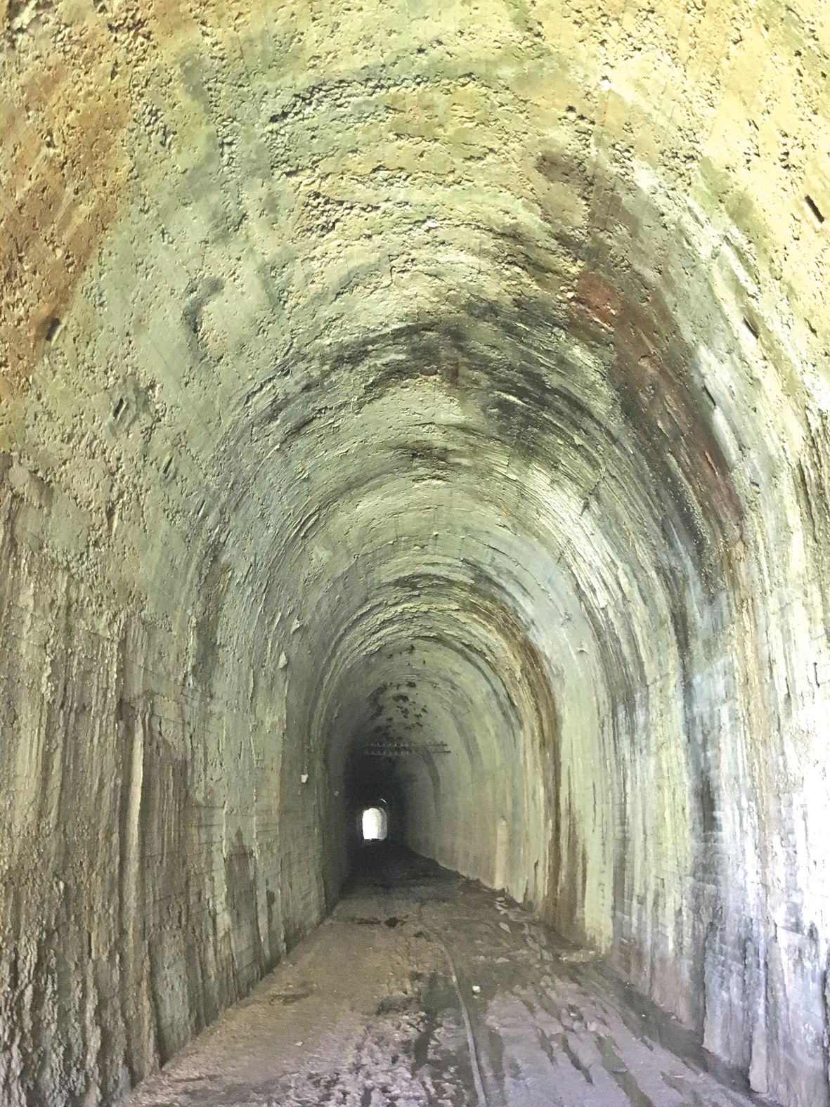 Le tunnel d’Erembéré, entre Dumbéa et Païta, est en mauvais état.  Un panneau, installé en 2015, en interdit l’accès. De nombreuses idées ont couru sur la valorisation de ce site, mais rien ne semble se concrétiser.