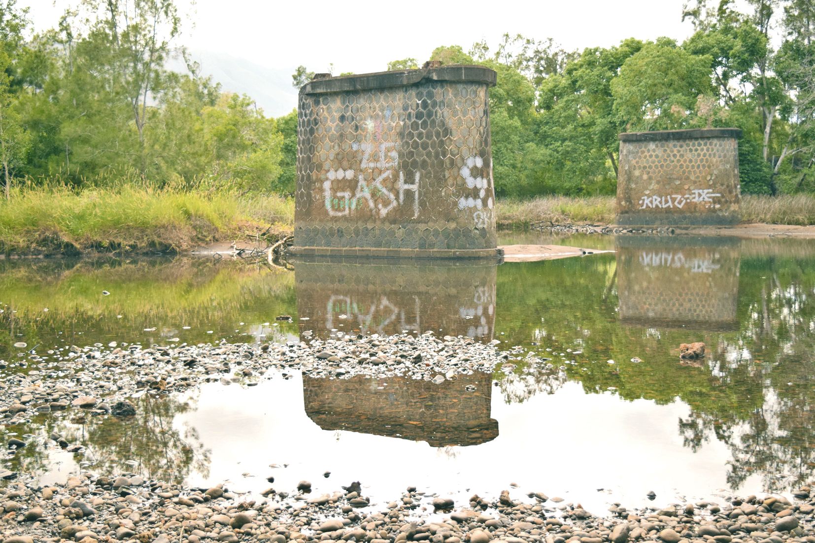 Du tunnel d’Erembéré, le train pourrait ensuite descendre jusqu’à la rivière Dumbéa, où l’on peut encore voir les piles d’un ancien pont, dédié uniquement au passage du train.