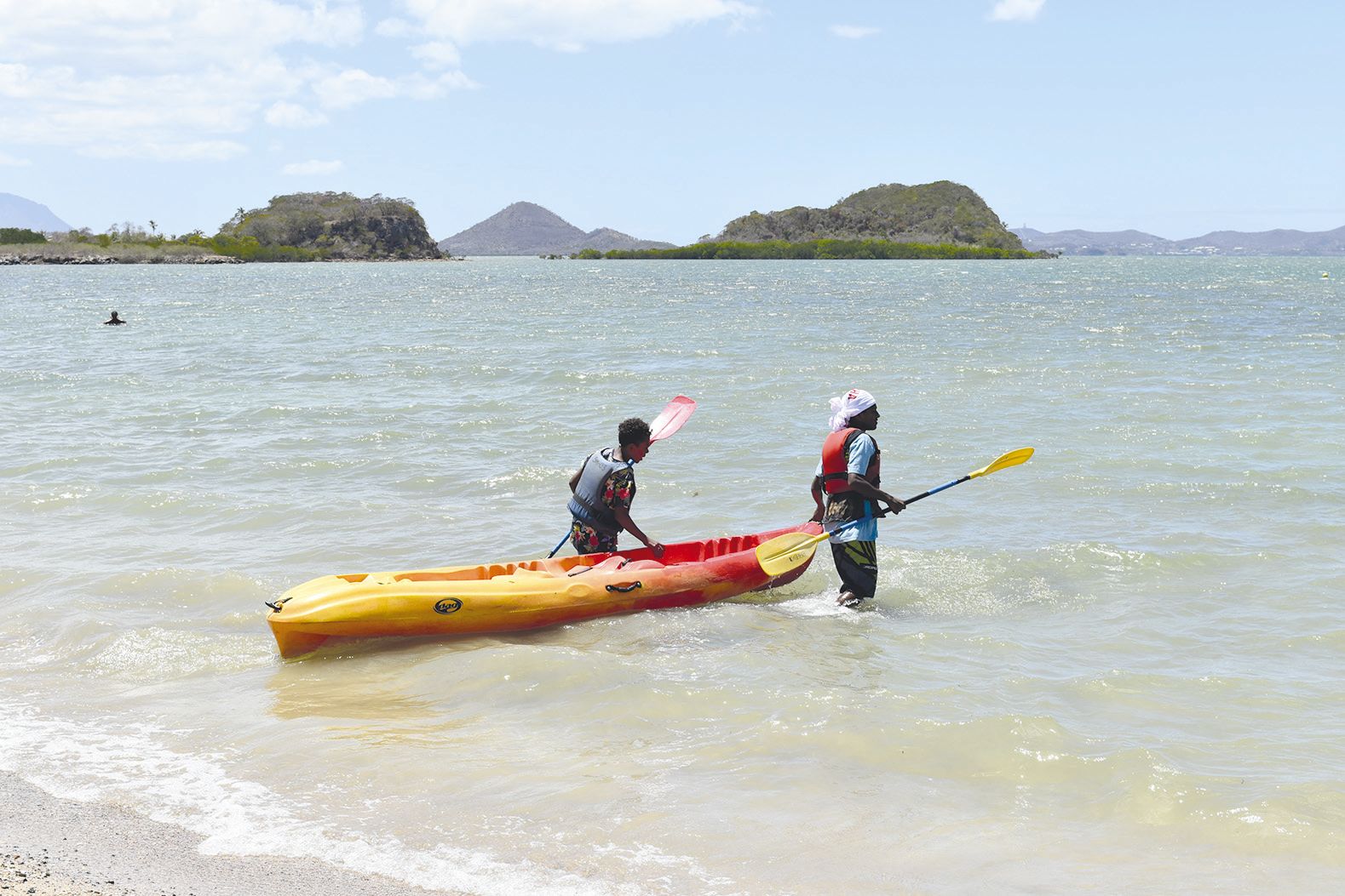 Le kayak est l’une des activités prises d’assaut par les jeunes en cette saison estivale. Avec le paddle, c’est une des activités phares du programme de la semaine.