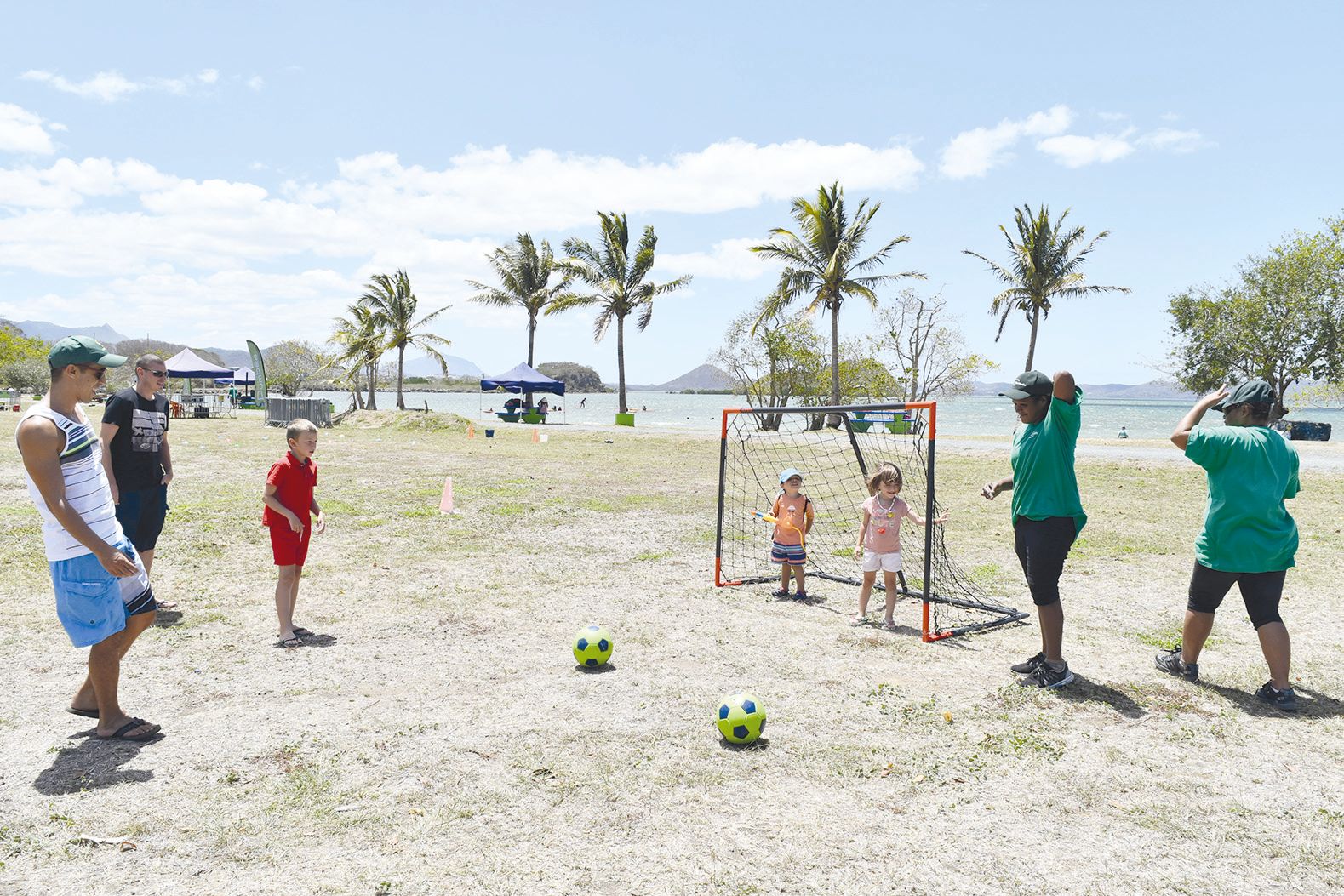 Omar (à gauche) et son fils Ilyes étaient venus passer une journée à la plage avec leurs amis. Ils ont été ravis de  découvrir les animations sur place, comme ici le mini-foot.