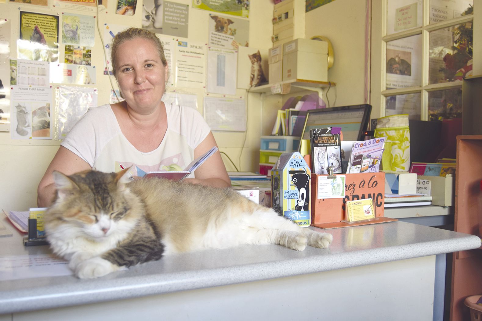 Au refuge, Stéphanie et la chatte Dina accueillent le public pour finaliser les adoptions ou récupérer des animaux abandonnés. C’est le passage obligé des visiteurs.