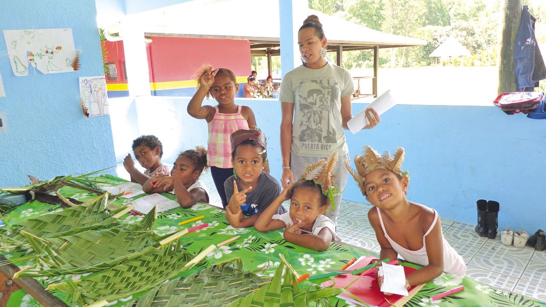 Les plus jeunes réalisent quelques objets culturels à partir de produits ramassés dans la tribu.