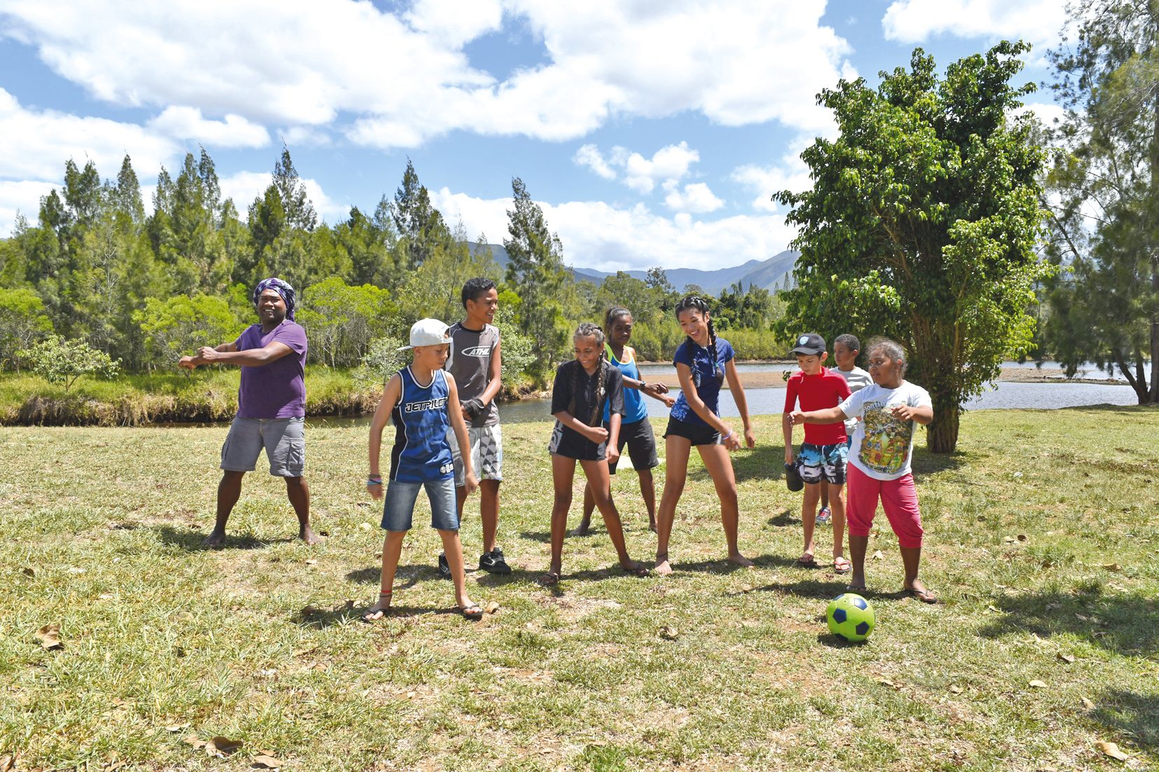 Le groupe des « grands » danse en attendant son tour pour le kayak. La sortie au parc Fayard permet de récupérer des activités de la veille, tout en profitant du cadre exceptionnel.