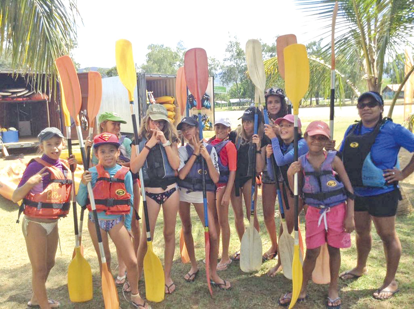 Les plus jeunes se préparent à embarquer sur les kayaks au parc Fayard. Bonne humeur et rigolade assurées.