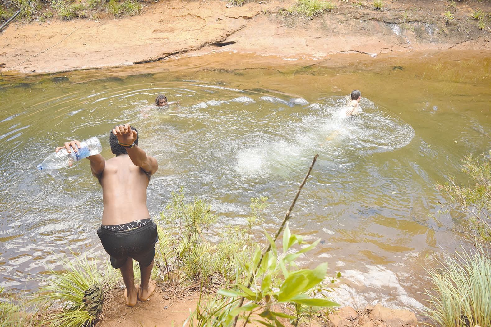 L’un des intérêts principaux du site, c’est bien la rivière des Pirogues, qui borde le camp sur près d’un kilomètre. La majeure partie des encadrants adultes sont également surveillants de baignade.