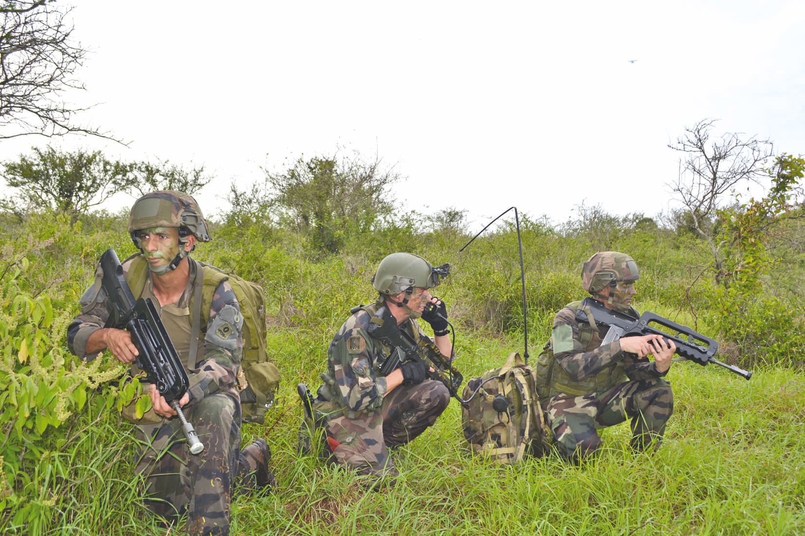 À peine au sol, les parachutistes, arme de combat en main, ont entamé  immédiatement la suite de la mission qui leur a été confiée.