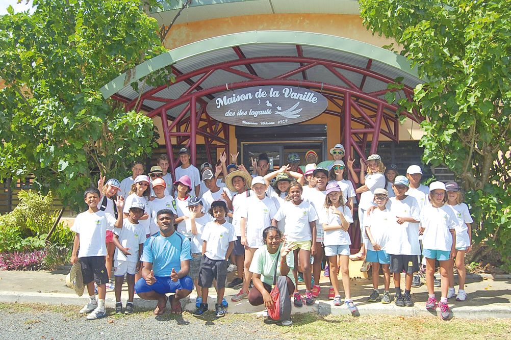 En plus de ses quatre centres de loisirs, deux à Magenta, un au Kuendu Beach et un au Faubourg-Blanchot, Les Villages organisent des camps en dehors de Nouméa, en Brousse et dans les Îles. Cette année, les enfants sont partis à Lifou  pendant deux semaine