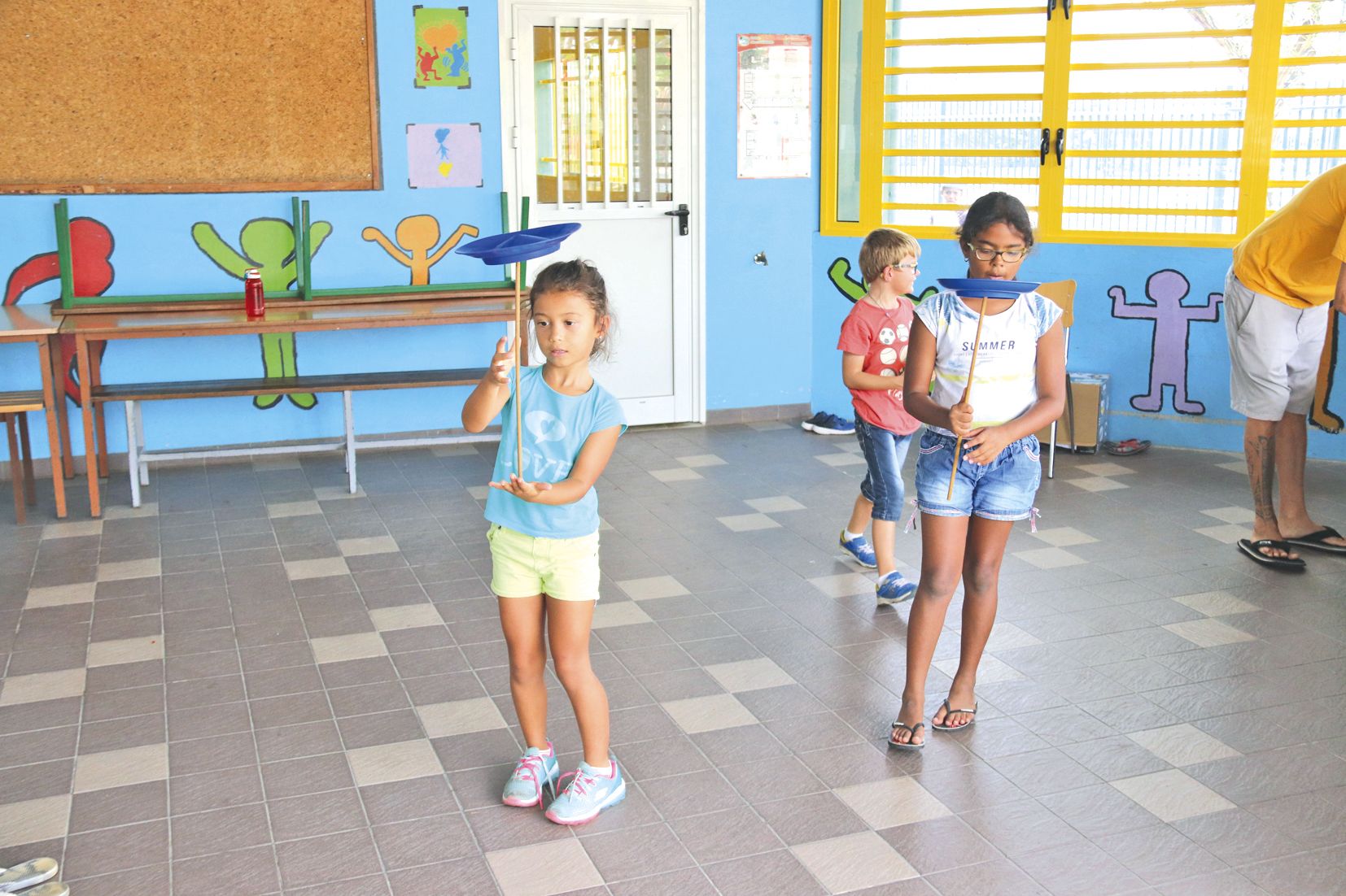 En plus du sport, ping-pong, base-ball, kayak, randonnée, BMX… les enfants peuvent s’initier à des disciplines plus originales, comme les jeux du cirque, et ainsi développer leur adresse.