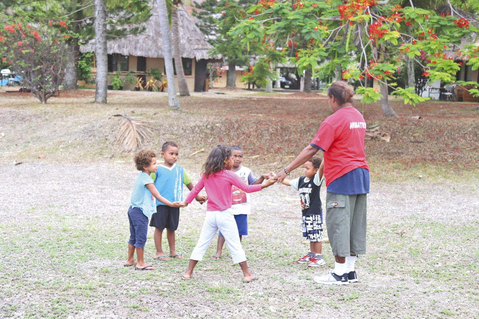 Les Villages de Magenta disposent de plusieurs centres de loisirs pour les enfants.  Au Kuendu Beach, à Nouville, ces derniers s’adonnent à des jeux de plein air improvisés par l’une des animatrices du centre. Les enfants bénéficient également d’un accès 