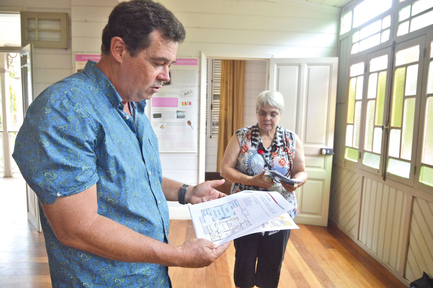 Yves Mermoud regarde les plans du futur aménagement d’une partie de la maison en reconstitution historique.