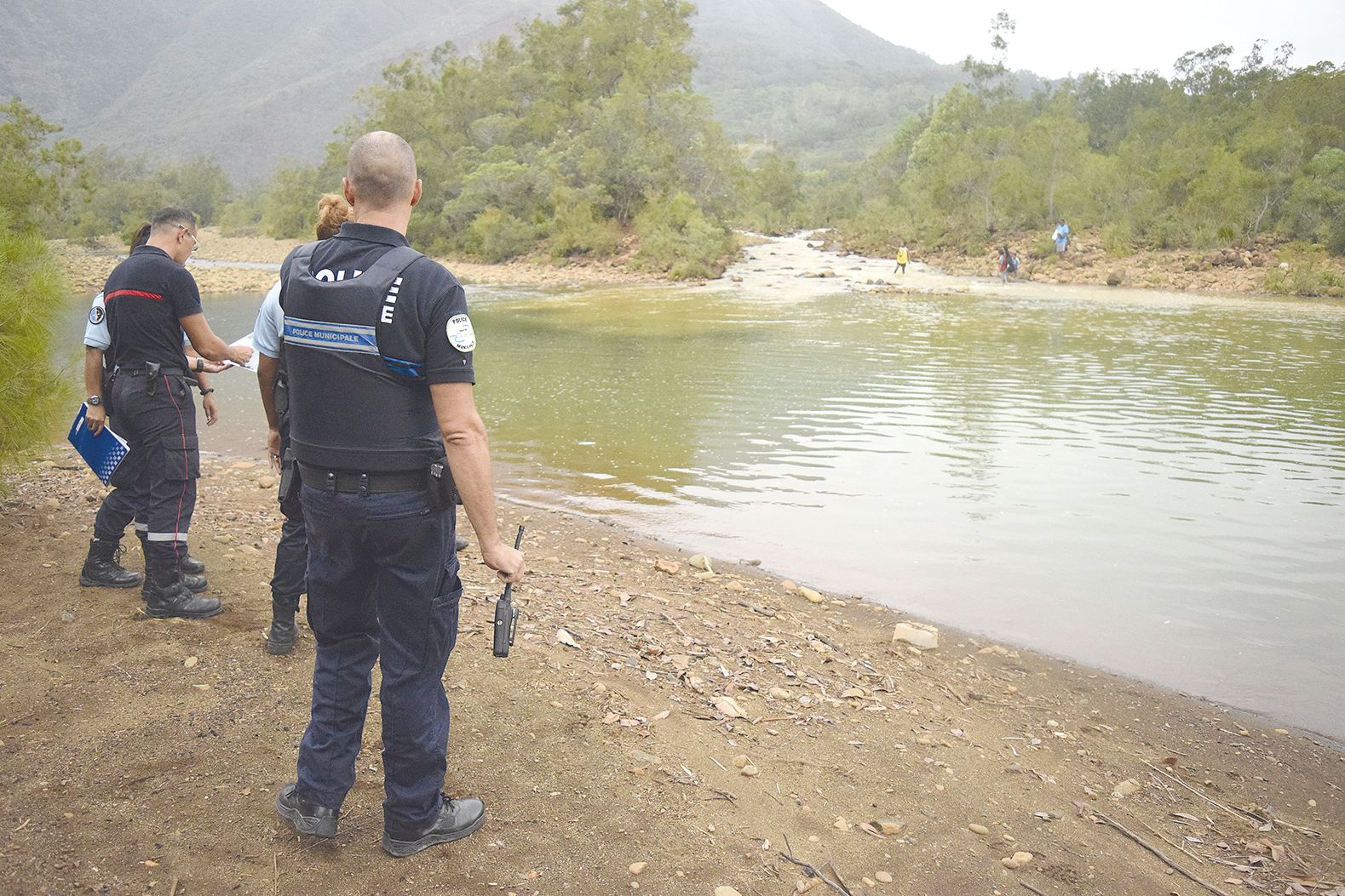 Grâce aux accords passés avec certains propriétaires, la patrouille peut accéder aux deux berges de la Dumbéa en bénéficiant tout de même de la proximité de leur véhicule.