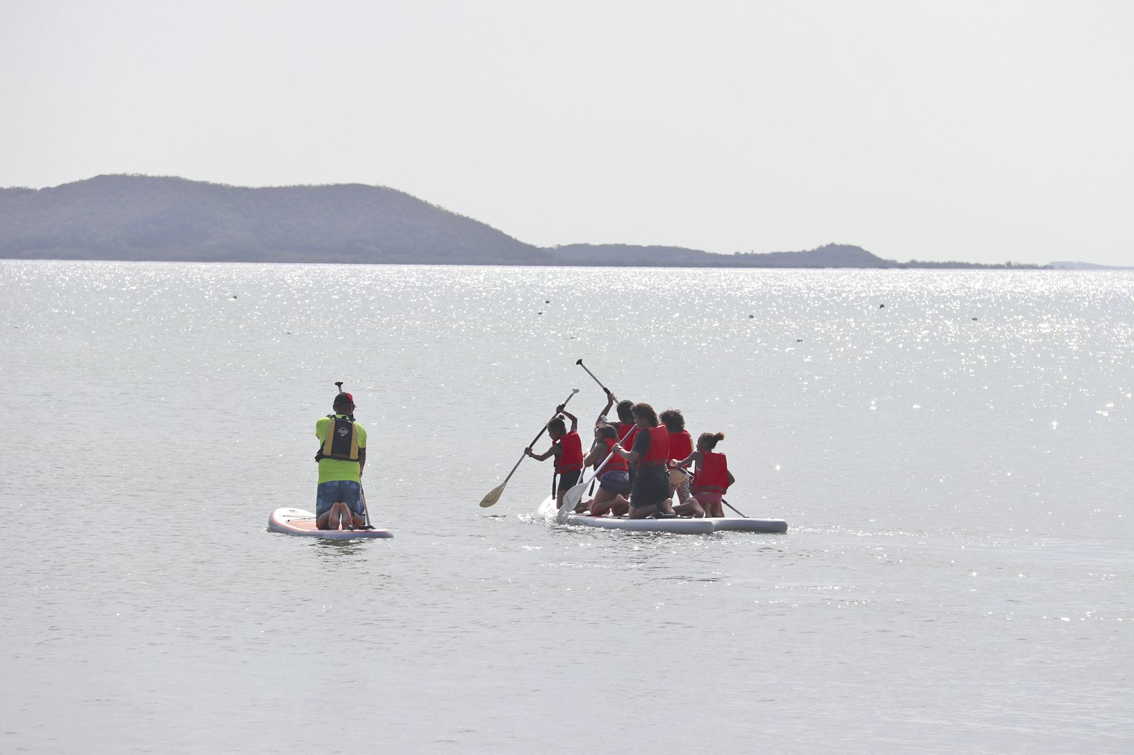 Certains se sont pris au jeu du coup de rame sur un paddle géant. Accompagnés d’un moniteur, quatre à six jeunes peuvent s’y installer, en fonction du poids de chacun.