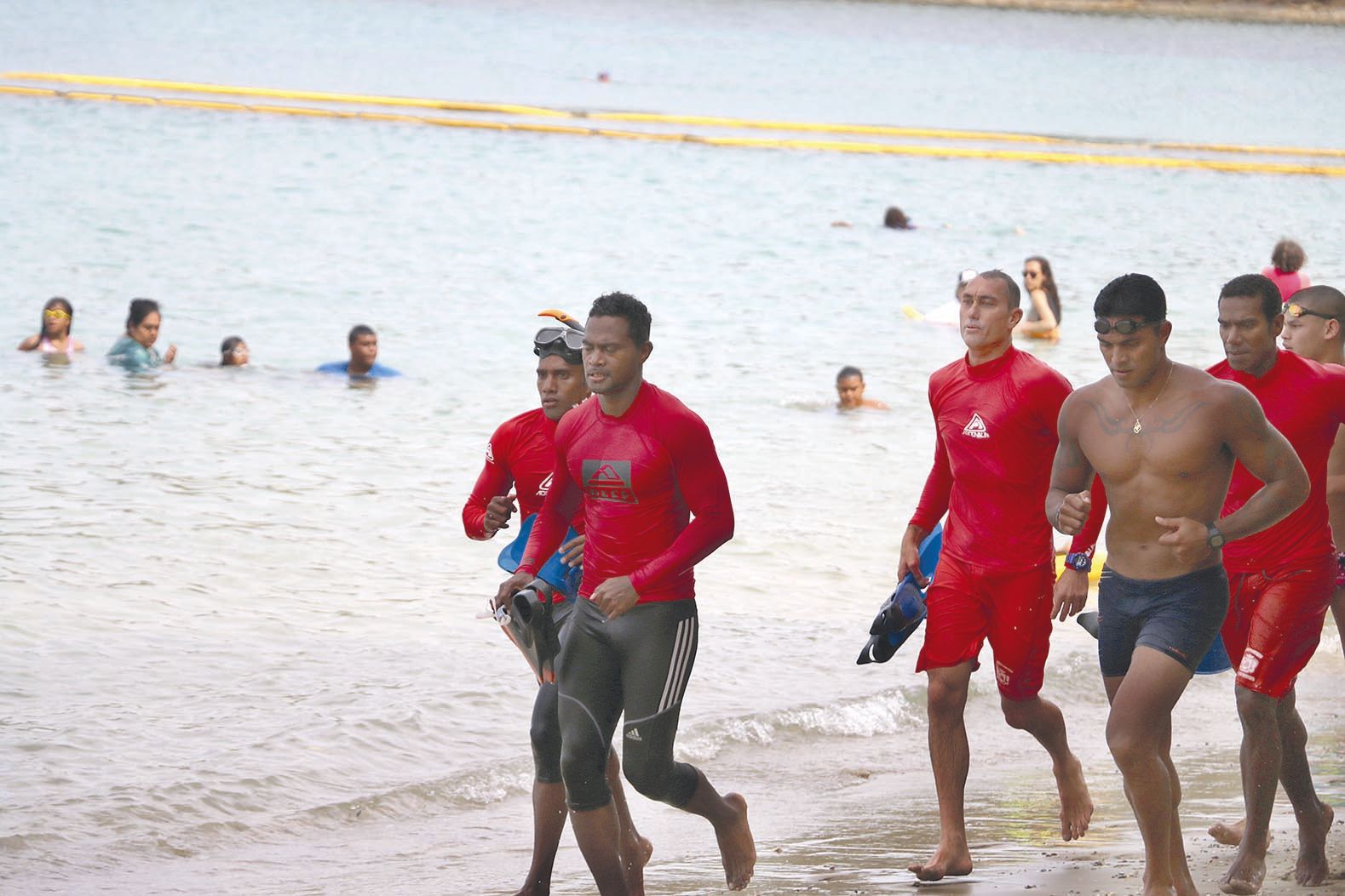 Les pompiers pratiquent un entraînement physique tous les matins, sur la plage comme dans l’eau, avant de commencer leur surveillance.