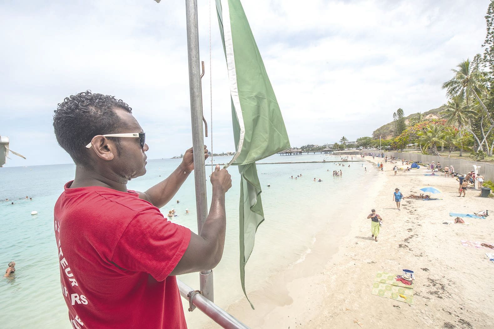 Tant que la flamme (le drapeau) n’est pas hissée, la baignade n’est pas surveillée, même si le poste de secours semble  ouvert. Elle est repliée lorsque les nageurs sauveteurs partent en intervention. Chaque couleur de flamme correspond à un état de la ba