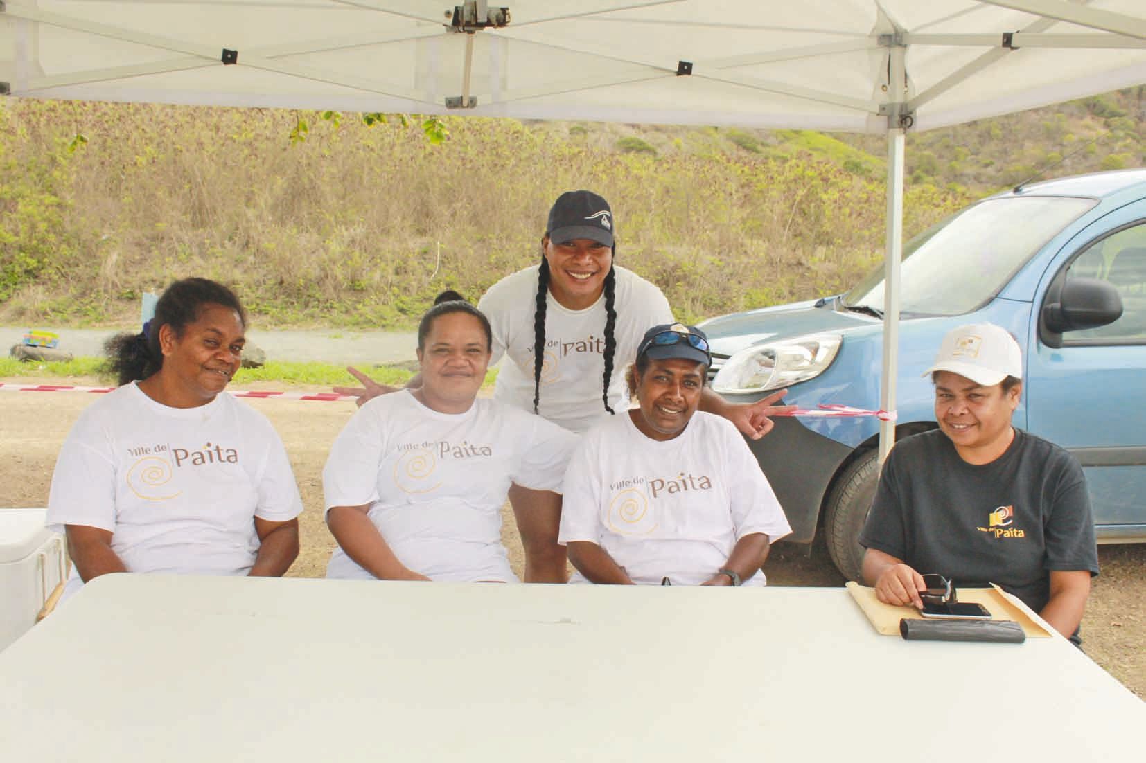 L’équipe logistique de Païta : Georgette, Tetua, Lucia, Sonia et Karen. Elles se sont attelées dès 6 h 30 à la mise en place des activités de loisir. Et en attendant l’arrivée des familles, un petit rappel logistique a été effectué. « Il est important de 