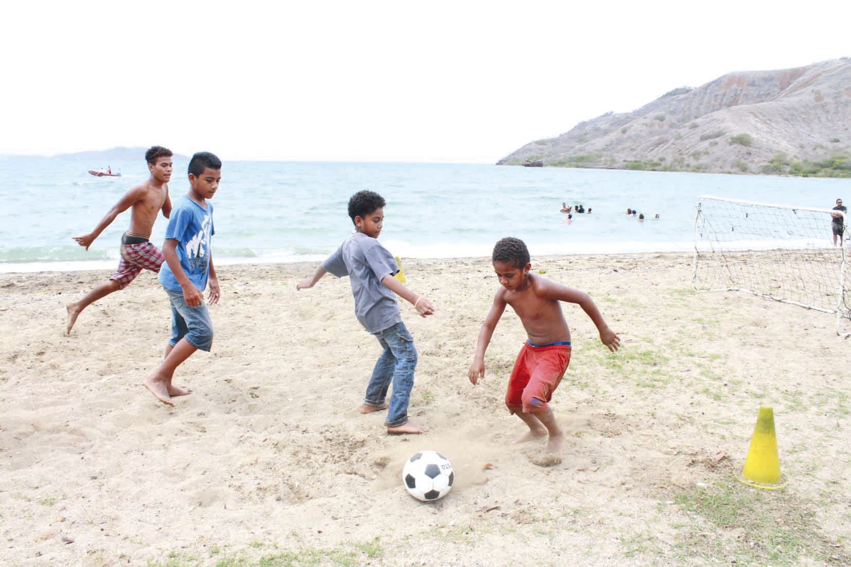 Un groupe de garçons s’est approché du terrain de football sur la plage et s’est mis à jouer. De quoi régaler Kilian, en tee-shirt gris, qui vient pour la première fois, avec sa tante et son cousin. « J’aime le football et je suis content de pouvoir jouer