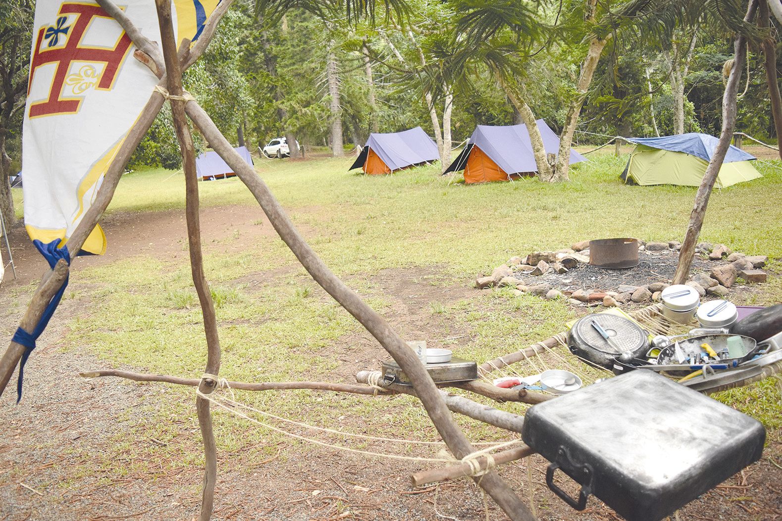 La croix scoute domine le camp des 8-11 ans. L’égouttoir à vaisselle a été monté par les enfants au début du camping.