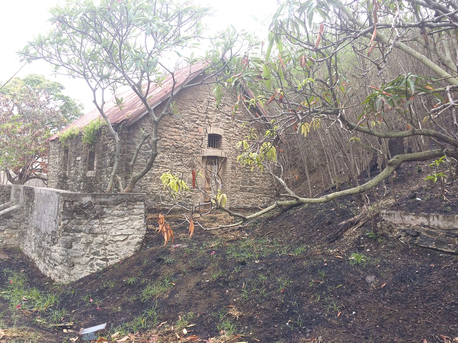 Classée, l’ancienne maison dite Rochefort, qui a abrité un temps un musée, a été cernée par les flammes.