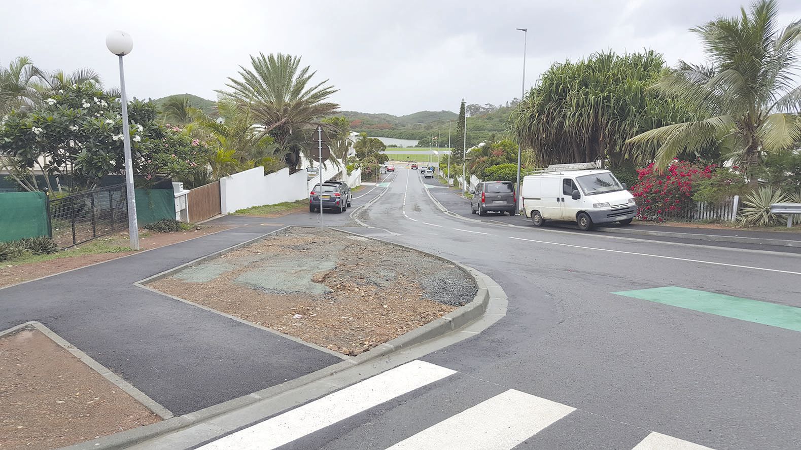 Au croisement des rues Artigue et Cherrier, des bas-côtés ont été réalisés (à gauche sur la photo). Les riverains  souhaitent qu’ils soient aménagés.