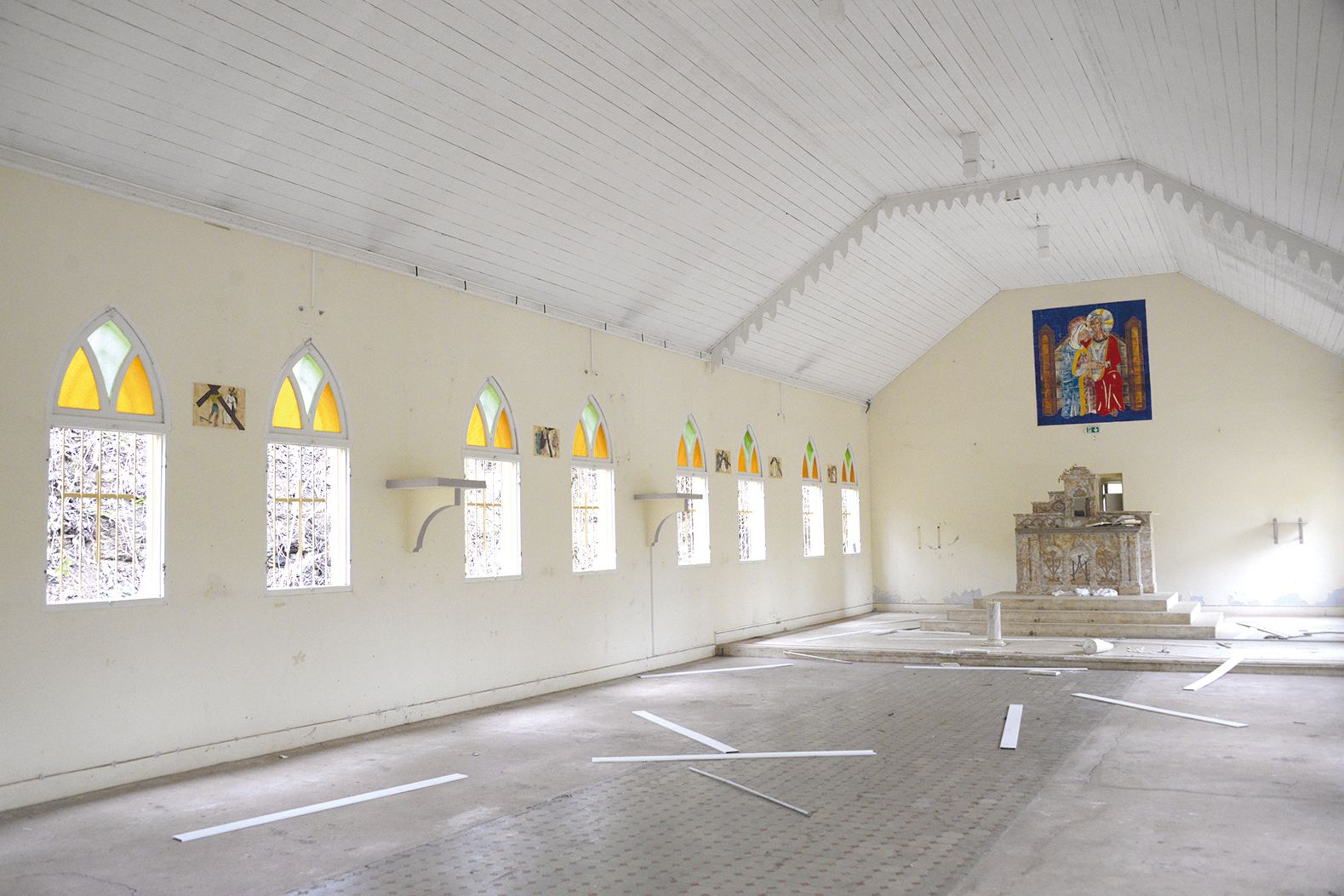 Les vitraux de la chapelle Saint-Thomas, construite en 1938 grâce à des dons des Américains, ont été volés.