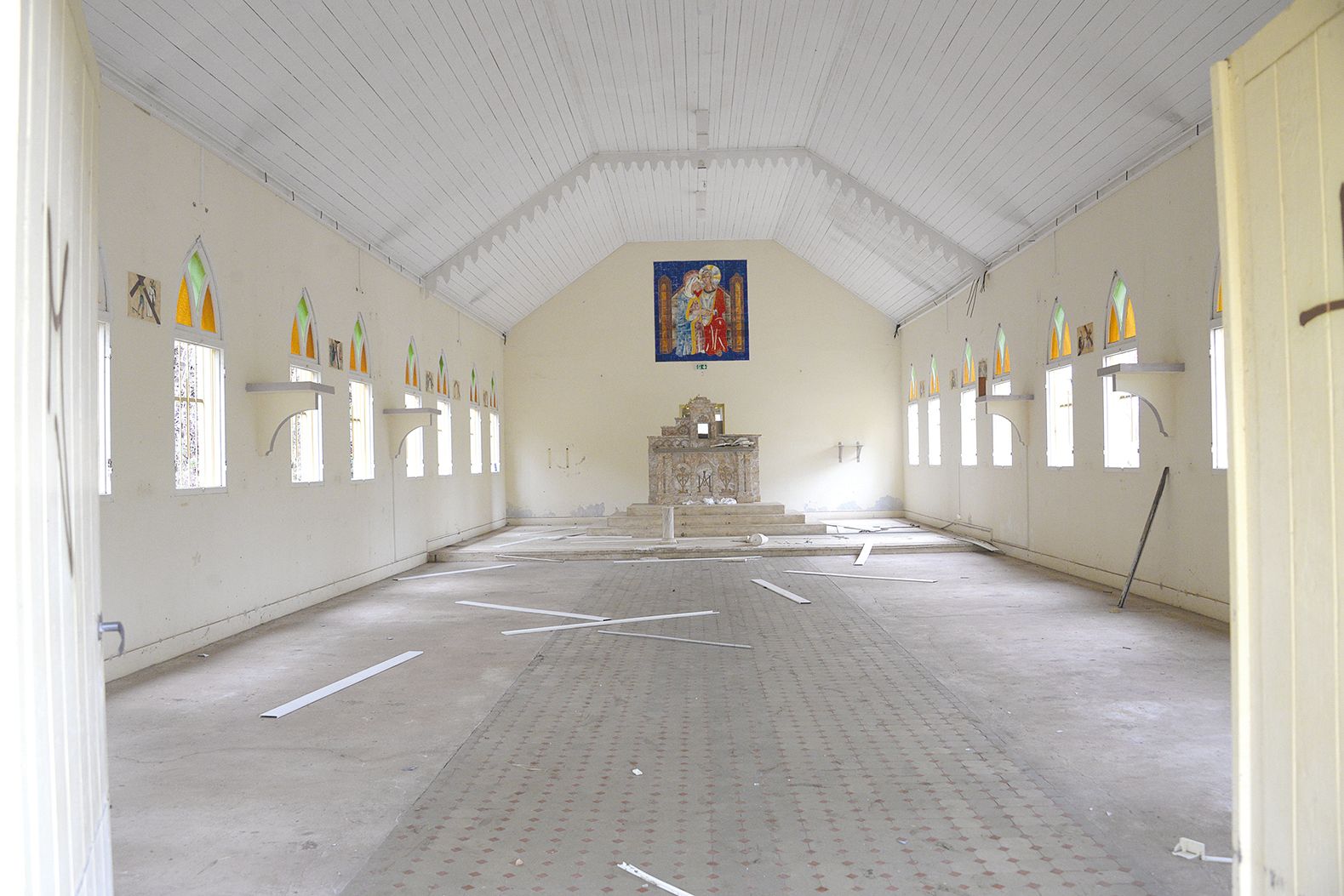 Dans la chapelle Saint-Thomas, les vitraux ont été volés et le tabernacle en marbre a été brisé.