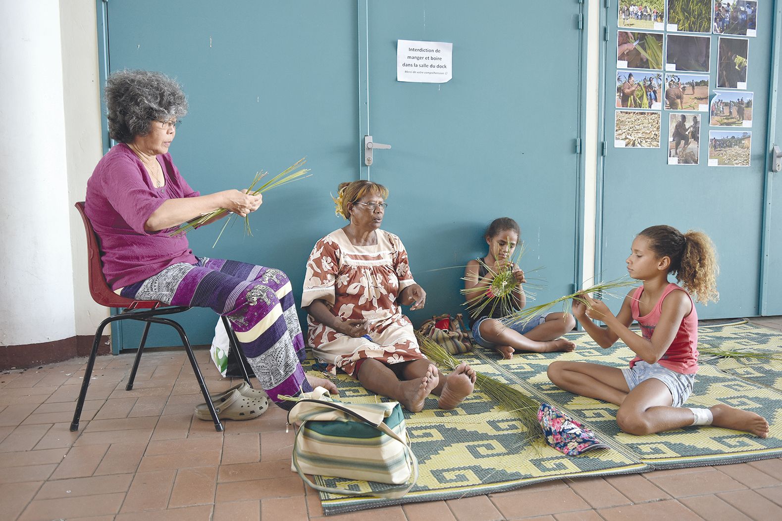 Tous les jours, enfants et adultes peuvent prendre part aux ateliers de vannerie. On y travaille le pandanus ou le jonc,  comme sur cette photo, où les participantes réalisent un éventail. Un objet bien utile avec la chaleur de ces derniers jours.