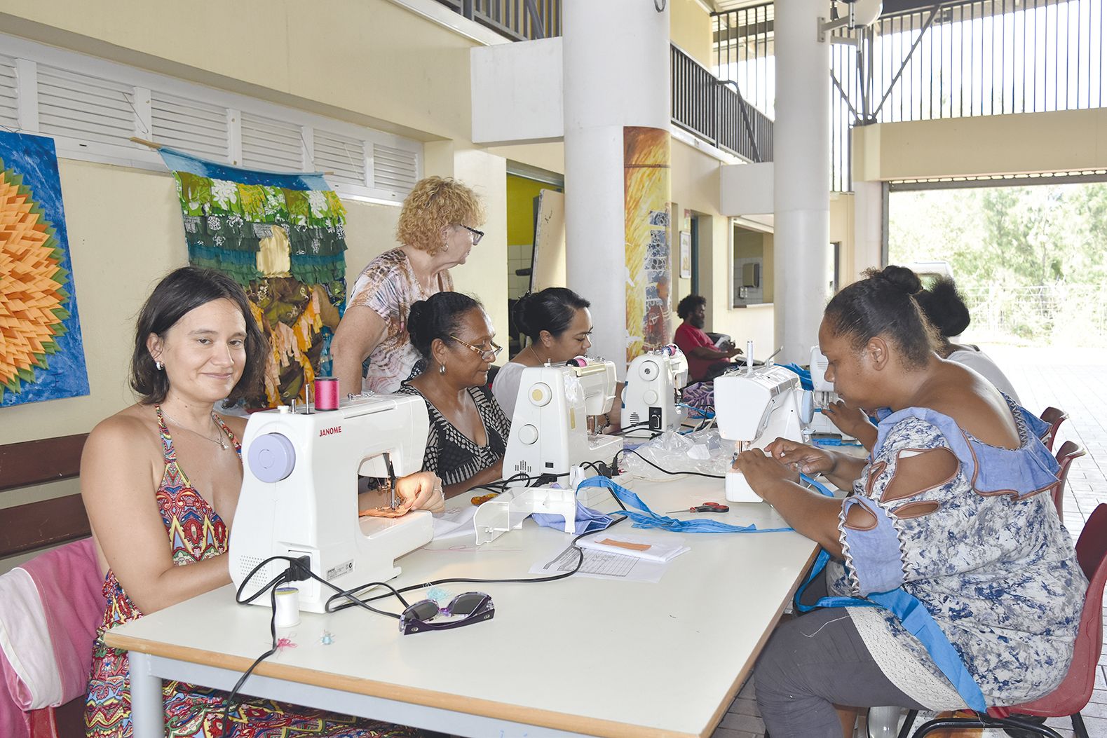 Le stage d’initiation à la couture a lieu de 13 h 30 à 15 h 30, sur inscription. Mardi, les participantes ont appris les points de couture à la machine, à faire un ourlet et à coudre une étiquette.