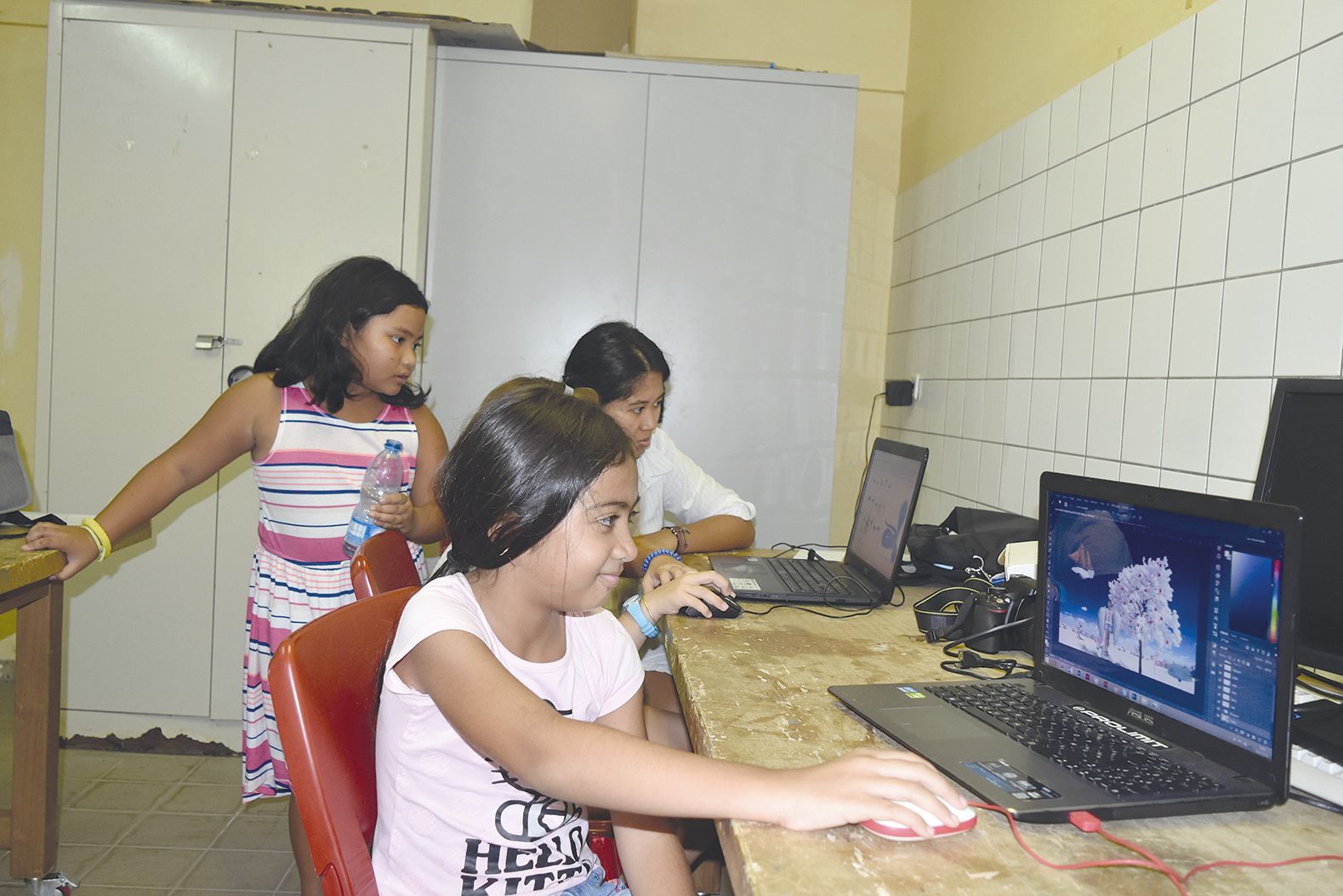 Encadrés par Jules Hmaloko et deux jeunes diplômés de DUT métiers du multimédia et de l’Internet, les enfants ont été initiés à la photographie et à la retouche sur ordinateur. Sur la photo, Eva applique les conseils des professionnels pour réaliser son v