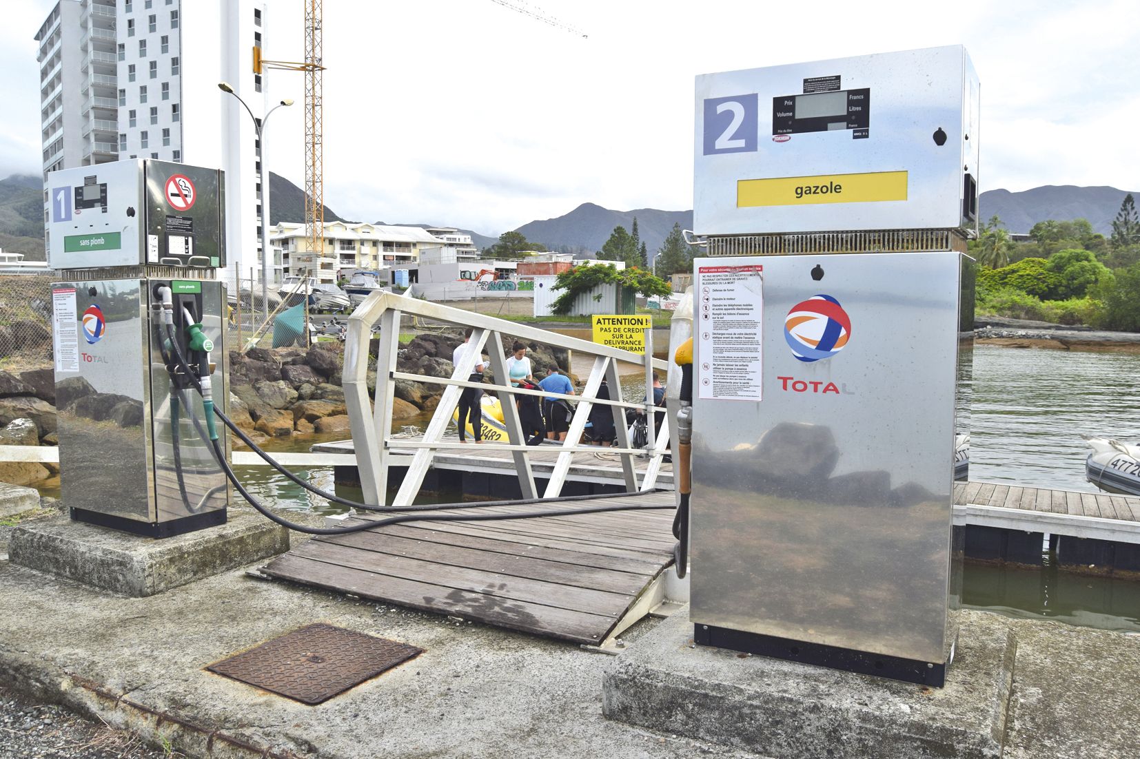 La station-service du port est ouverte aux plaisanciers de  l’extérieur. Mais seul l’agent est habilité à ravitailler les bateaux.