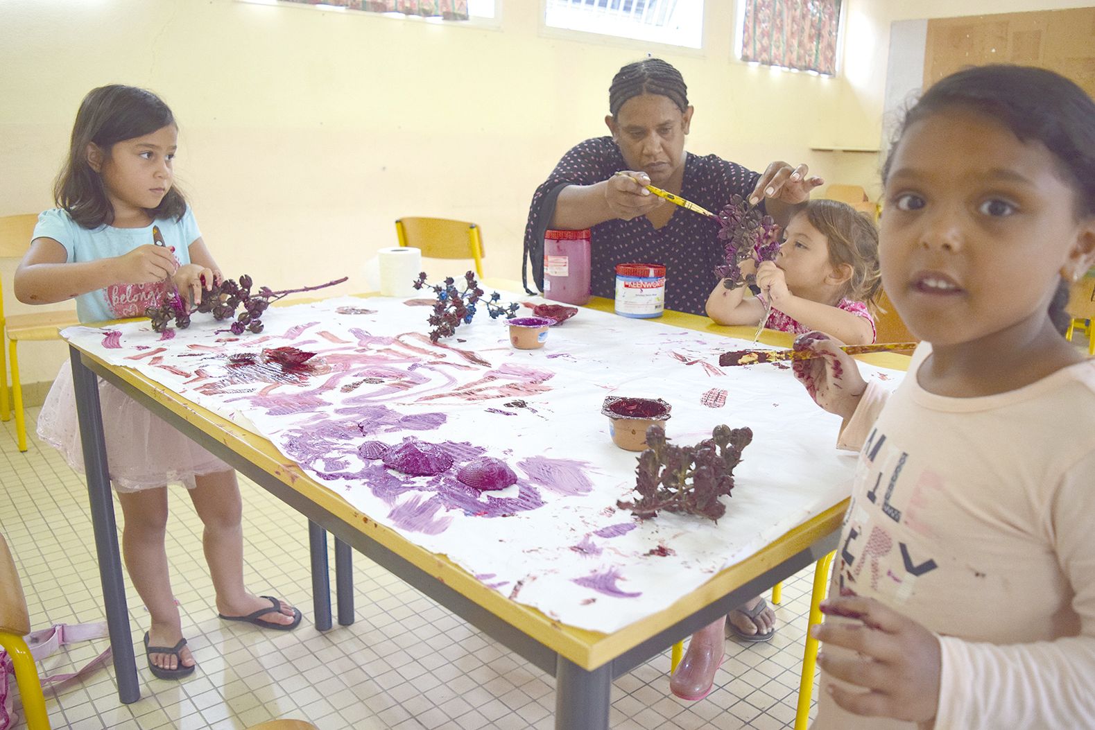 Dorothée, animatrice à l’Acaf, prépare avec Jessy, Yara, Rairani, Jean-Claude, Alexandre et Jess des bouquets  à ramener chez eux pour la fin du centre de vacances.