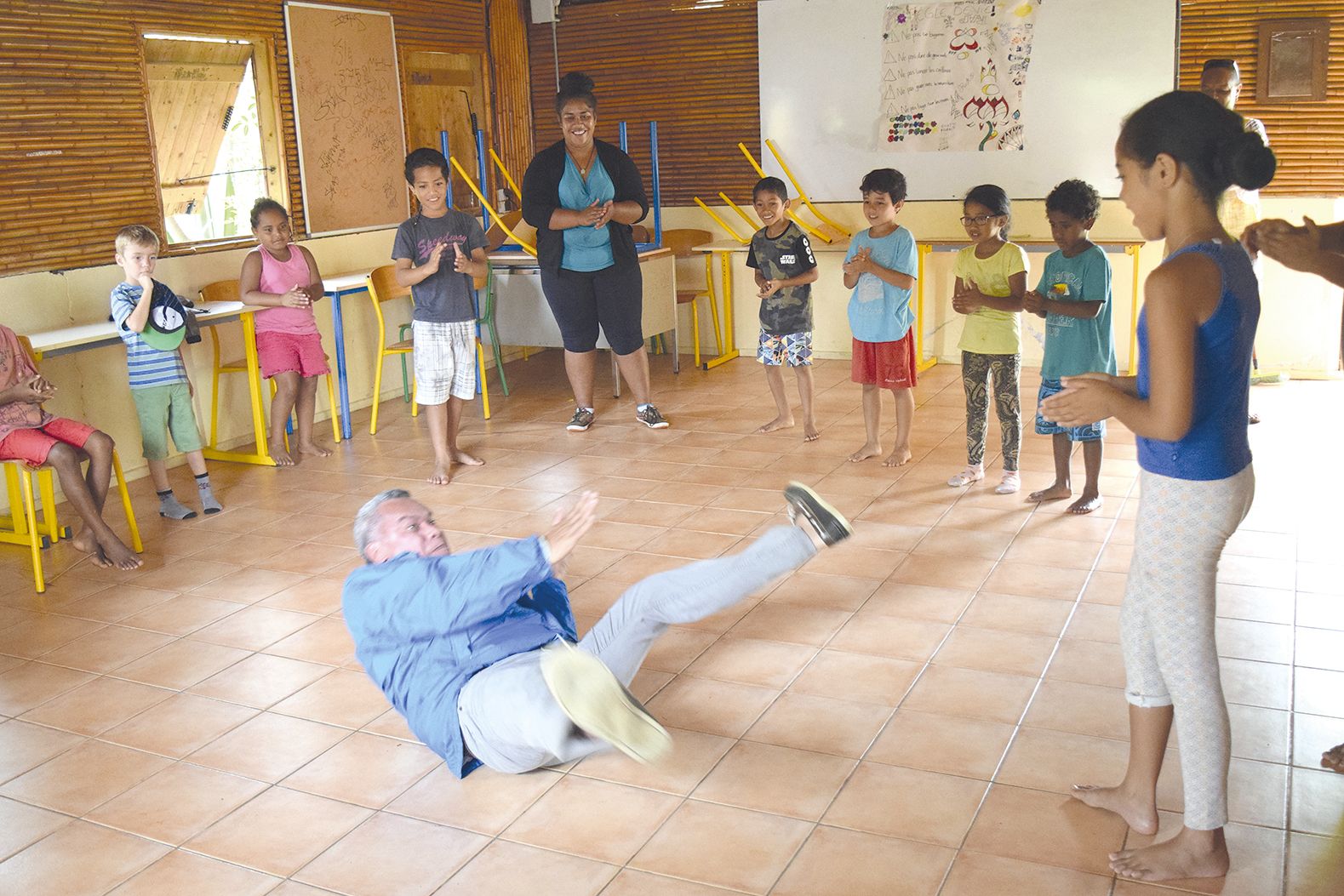 L’Acaf tient un centre de vacances à Saint-Jean-XXIII. Hier matin, des élus de Païta visitaient les centres de loisirs. Et le premier adjoint au maire, Willy Gatuhau, a réveillé l’adolescent qui sommeillait en lui. Lors de l’activité hip-hop animée par Ju