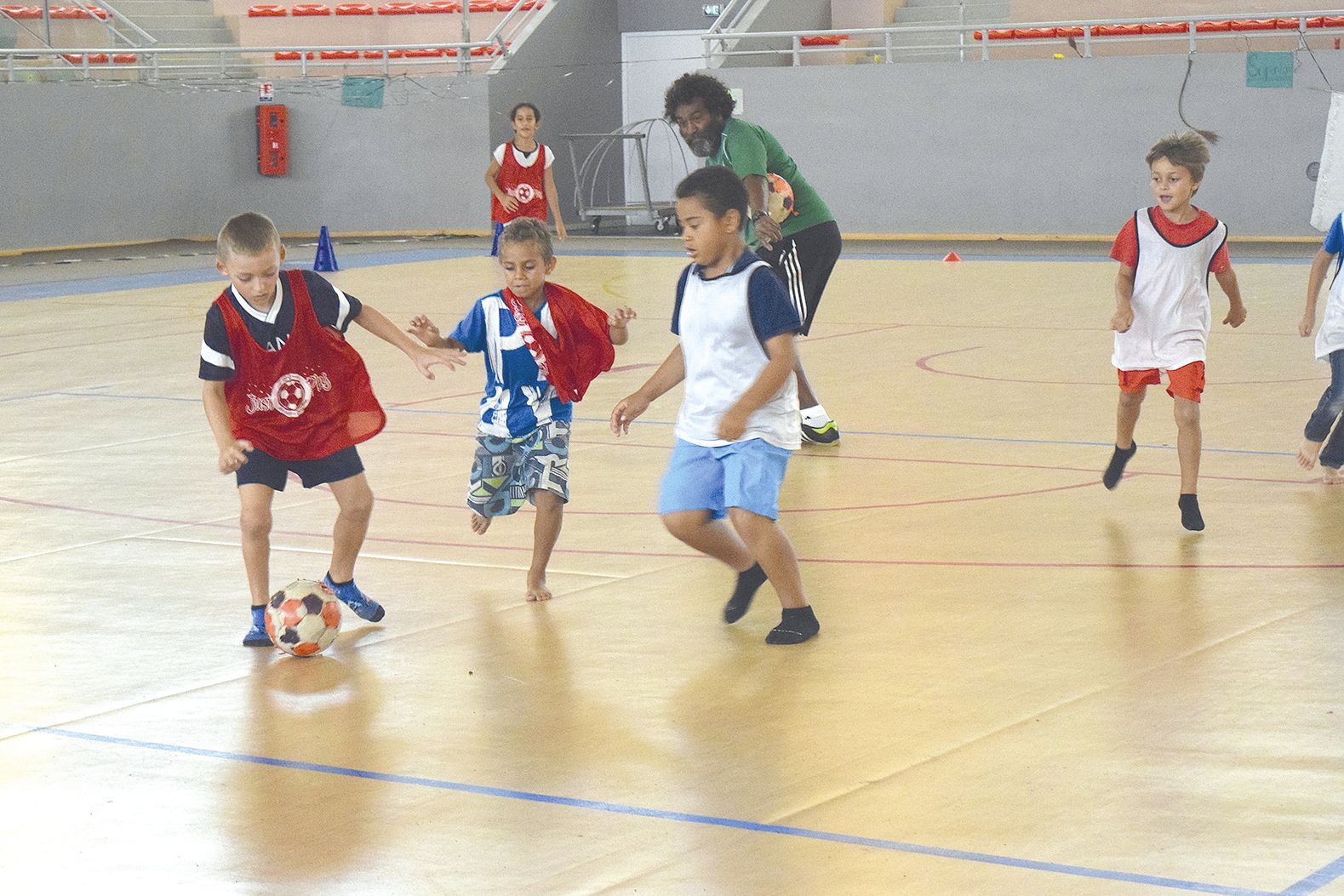 Les matinées sportives de Pasport se déroulent à l’Arène du Sud. Les enfants sont  encadrés par vingt-quatre adultes, dont Jonas, le directeur, et Glenda, son adjointe.