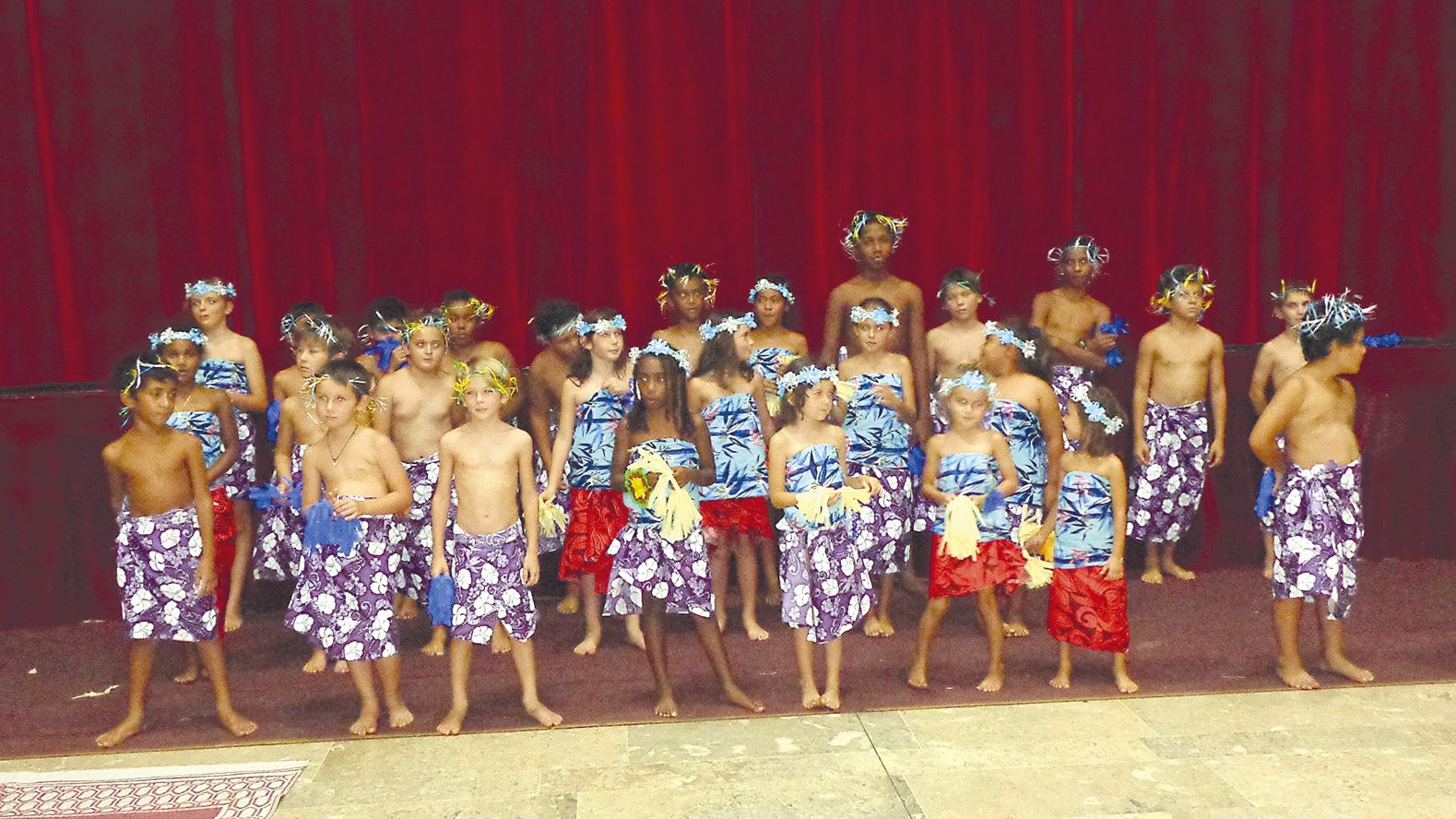 Pour finir ce mois de centre aéré en beauté, les enfants ont dansé et chanté sur la scène du centre socioculturel,  sous les applaudissements, bien sûr, de leurs parents.