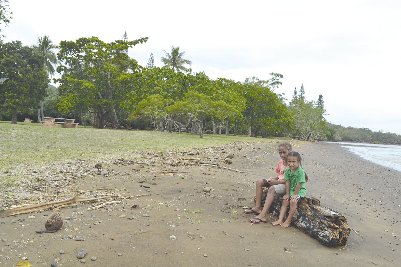 Samedi après-midi, la plage de Carcassonne était quasi déserte. Seules Rachel et Marie- Joseph étaient de passage avec leurs parents. La famille n’est pas restée bien longtemps…