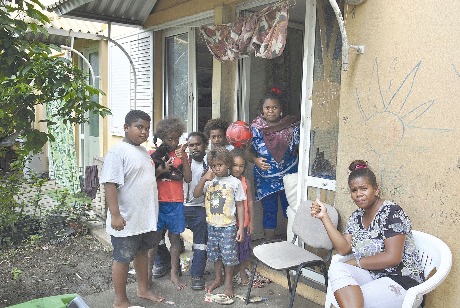 La famille Trenyiwa s’est installée dans le quartier en 2000. Elle se compose de huit personnes qui vivent dans un F4.