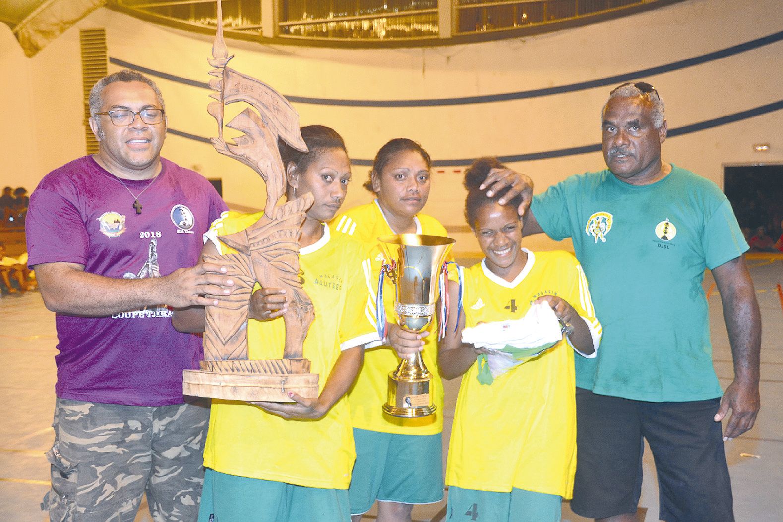 Au volley, élite et première division se sont partagé des terrains bien ensoleillés tout au long de la journée. L’AS Goa a remporté le trophée Tjibaou en volley féminin face à AO Neibash, tandis que chez les hommes, c’est Isamus qui repart avec la coupe a