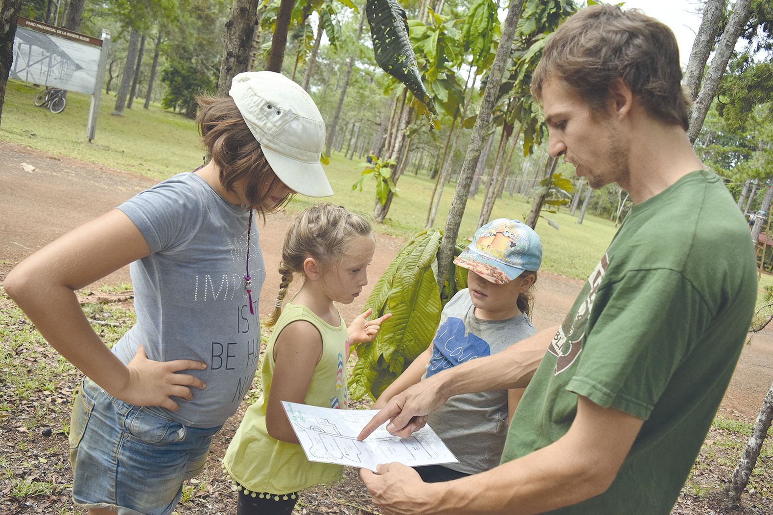 Une course d’orientation dans le camp, ça donne l’impression aux enfants d’être en totale autonomie. Bien que Clémence, Lou-Ann et Romane semblent bien contentes de pouvoir demander de l’aide à Gilles, le directeur du centre.