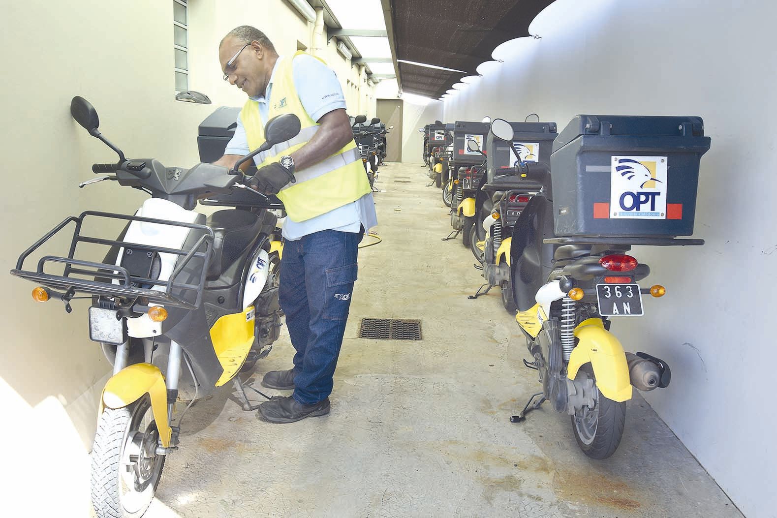 Après le tri, place à la distribution ! François est le premier facteur à faire sa tournée à Dumbéa-sur-Mer en scooter. Le centre de Dumbéa détient une dizaine de scooters, mais seul cinq sont utilisés pour la distribution, ainsi que deux voitures.