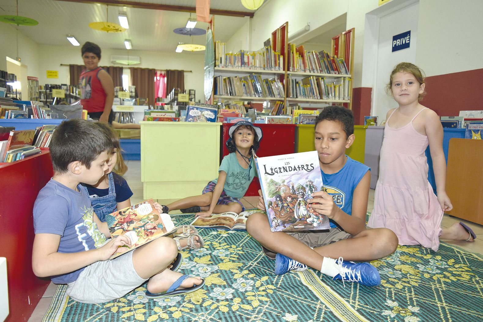 Le groupe des grands profite d’une matinée à la bibliothèque Denise-Frey. « Moi, j’adore les bandes dessinées, et surtout Les légendaires car il y a plein de héros différents », confie Scott, entre deux pages.