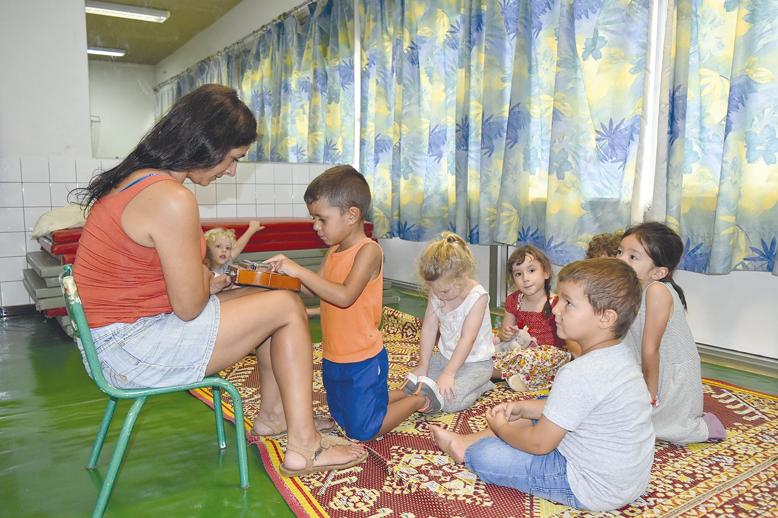 Les enfants découvrent de drôles d’instruments comme le kalimba, originaire d’Afrique, appelé aussi sanza ou piano à pouce. Idéal pour les cours d’éveil musical, proposés tout  au long de l’année aux enfants à partir de trois ans.